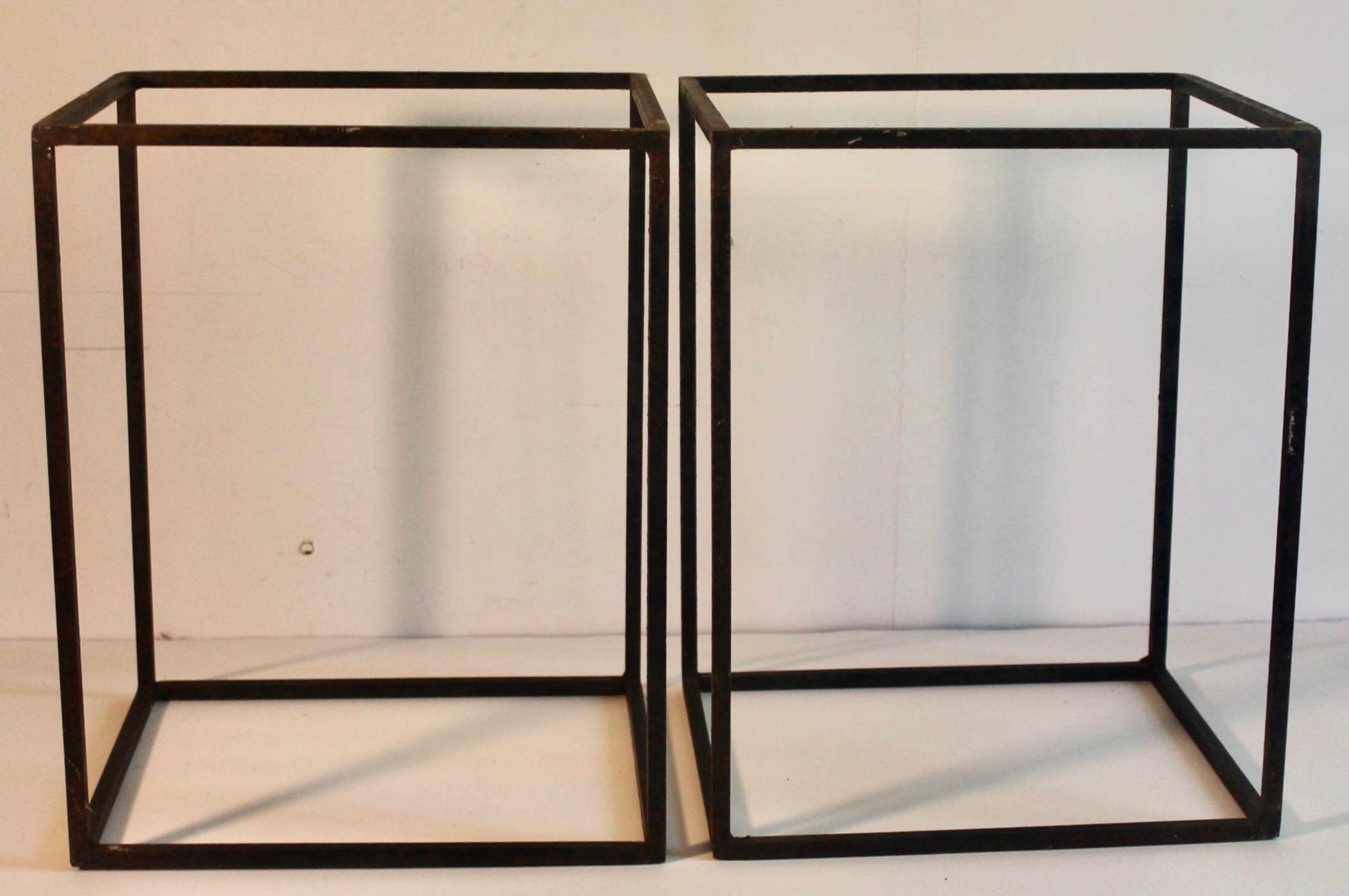 Geometrische rechteckige Schmiedeeisen-Beistelltische im Sol LeWitt-Stil (amerikanisch) im Angebot