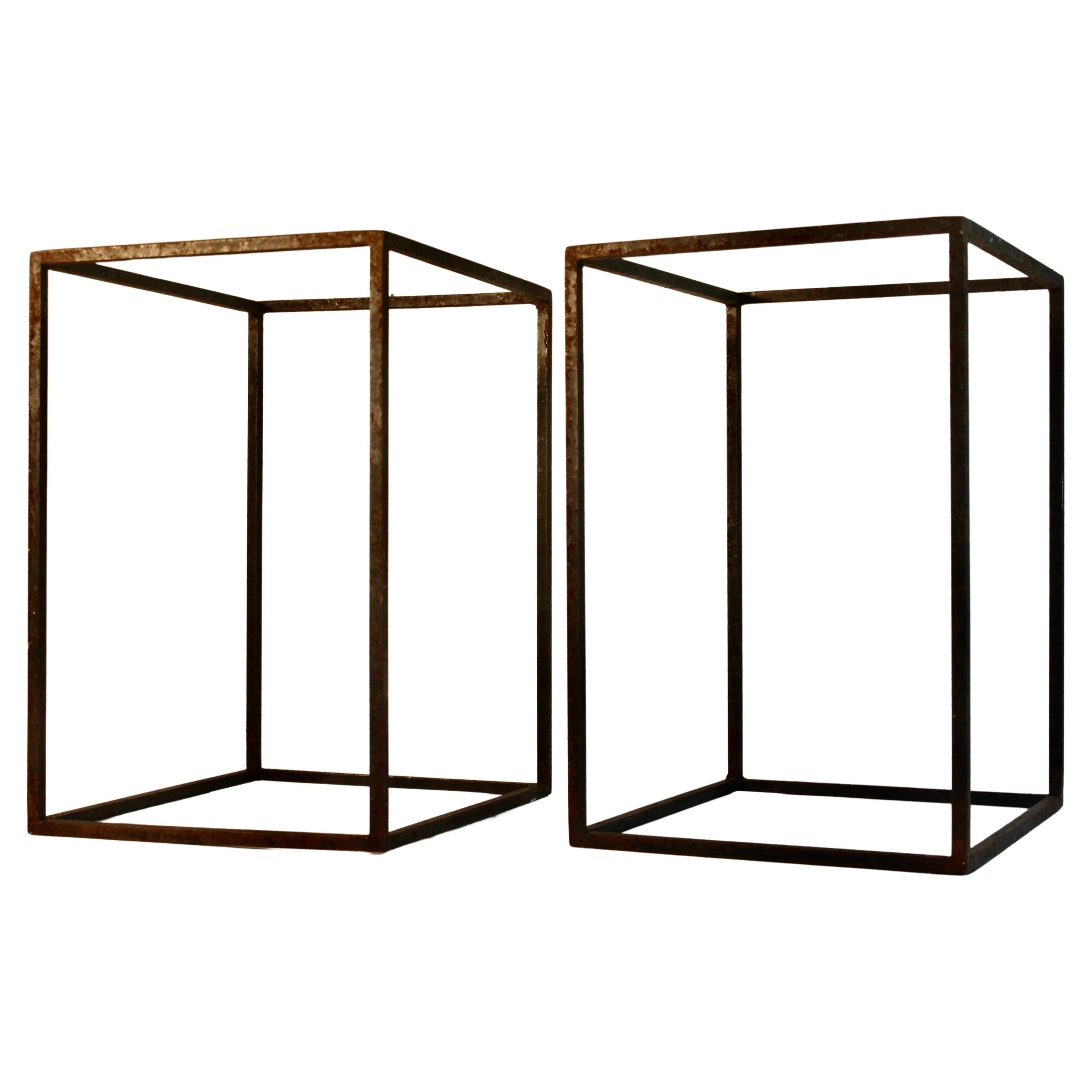 Geometrische rechteckige Schmiedeeisen-Beistelltische im Sol LeWitt-Stil im Angebot