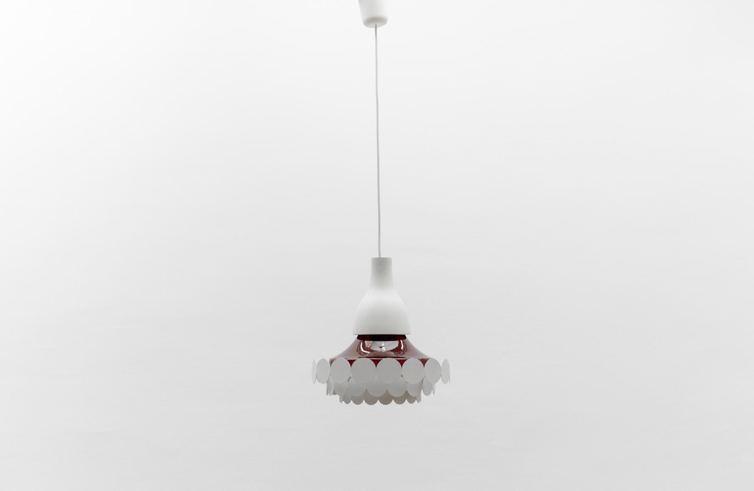 Eseguito in vetro rosso e metallo. 

La lampada a sospensione necessita di 1 lampadina a vite E27 / E26 Edison e la lampada a parete di 1 lampadina a vite E14 / E15 Edison, è cablata, funzionante e funziona sia a 110 che a 230 volt.

Le nostre