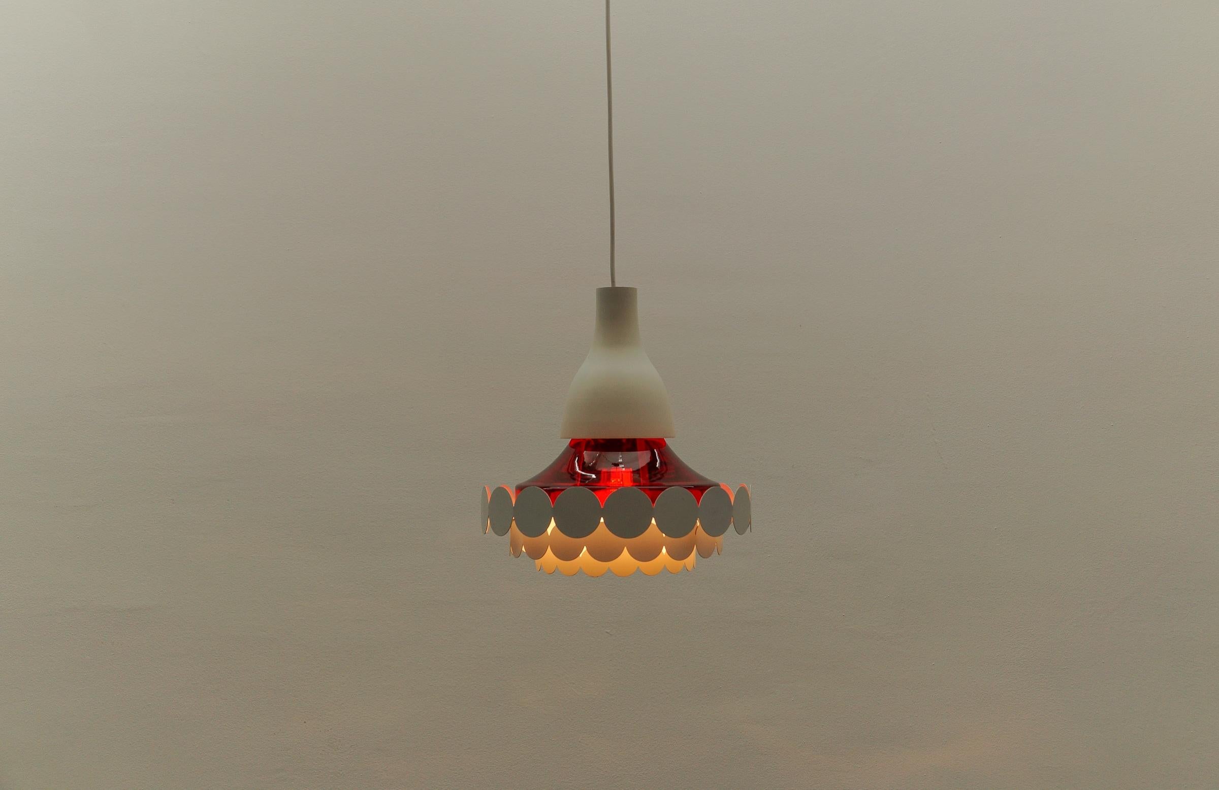Metà XX secolo Lampada geometrica in vetro rosso di Doria Leuchten, Germania, anni '60 in vendita