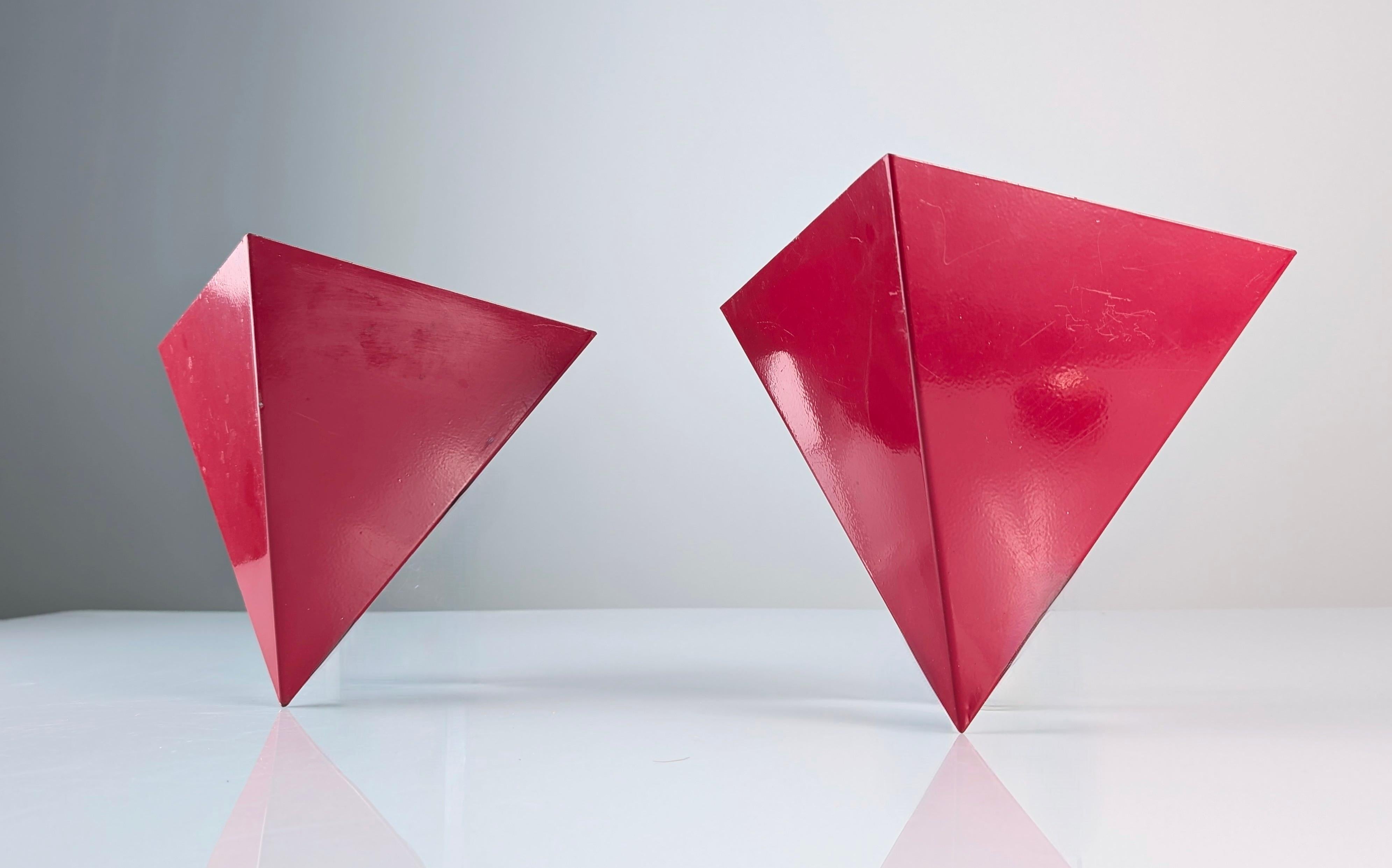 Coppia di applique in metallo rosso, un pezzo iconico del design degli anni '70 che combina un'estetica retrò con un carattere audace e contemporaneo. La loro forma geometrica a piramide riflette le influenze del design industriale dell'epoca,