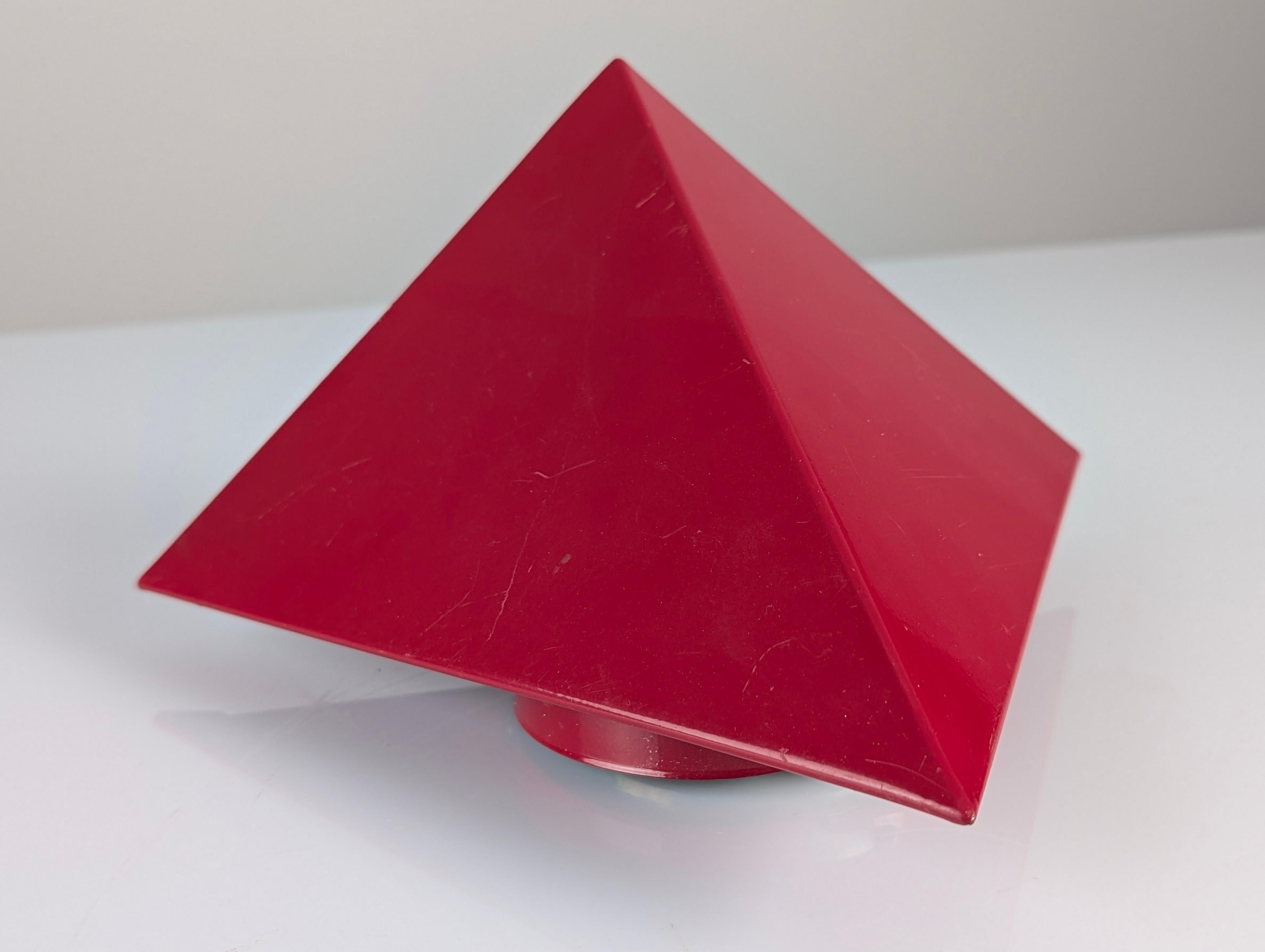 Applique geometriche in metallo rosso, anni '70 in vendita 1