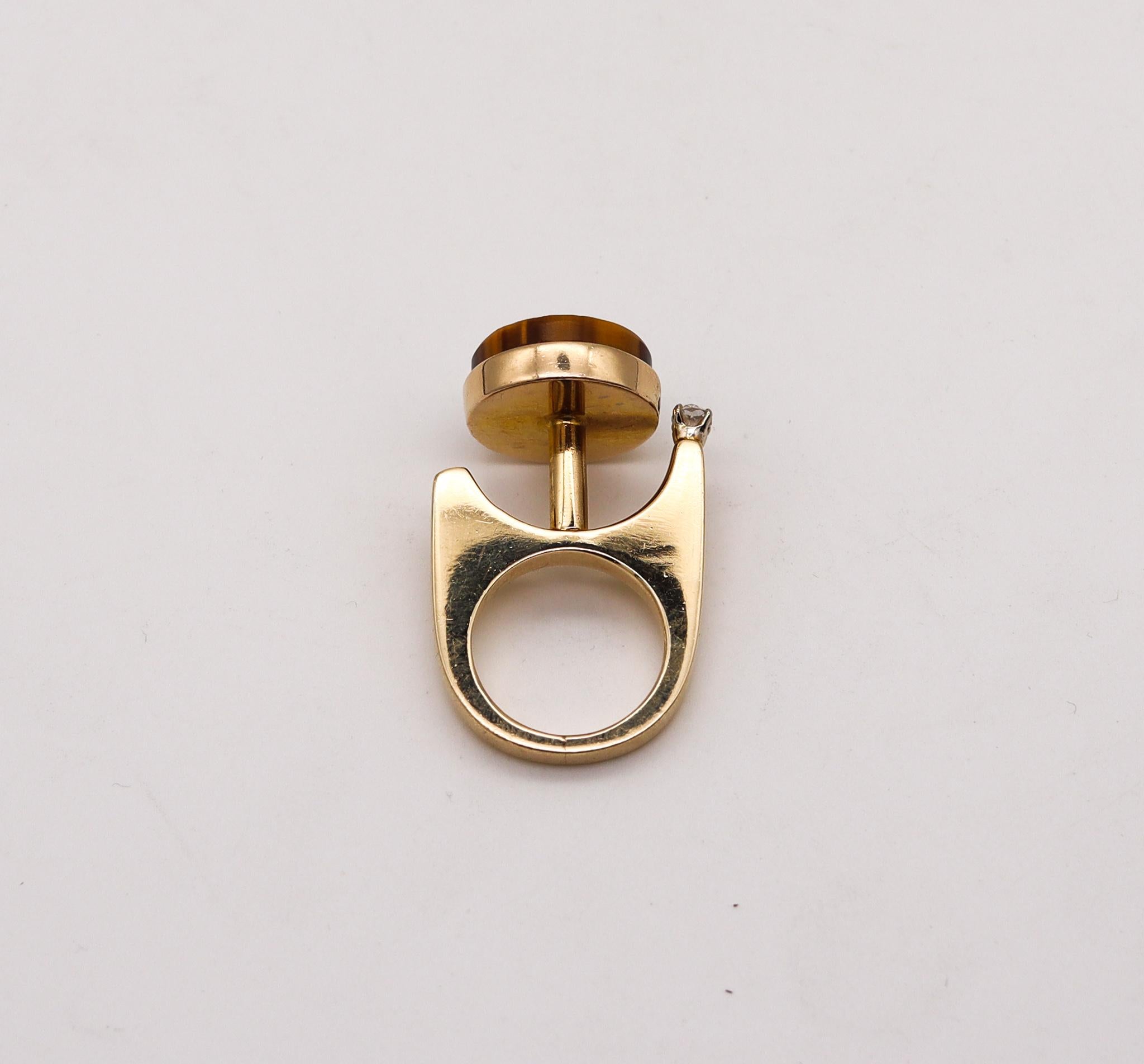 Geometric Retro Modernist 1970 Sculptural Ring in 14kt Gold with Tiger Quartz For Sale 3
