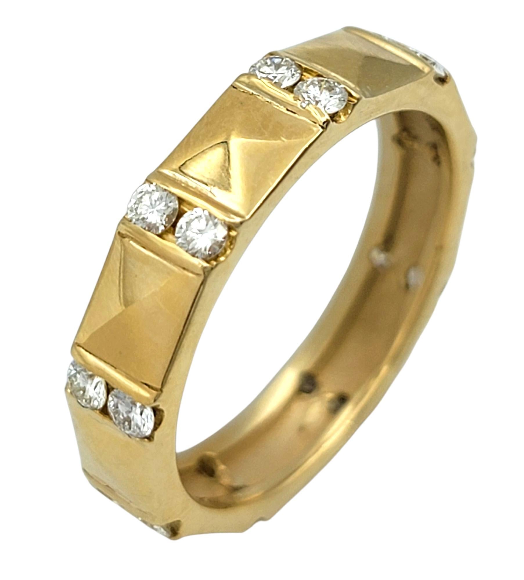 Taille de la bague : 8

Cette bague chic est réalisée en or jaune 18 carats et présente un design élégant et géométrique texturé, orné de diamants ronds de taille brillant. Les diamants sont régulièrement espacés et encadrés individuellement, créant