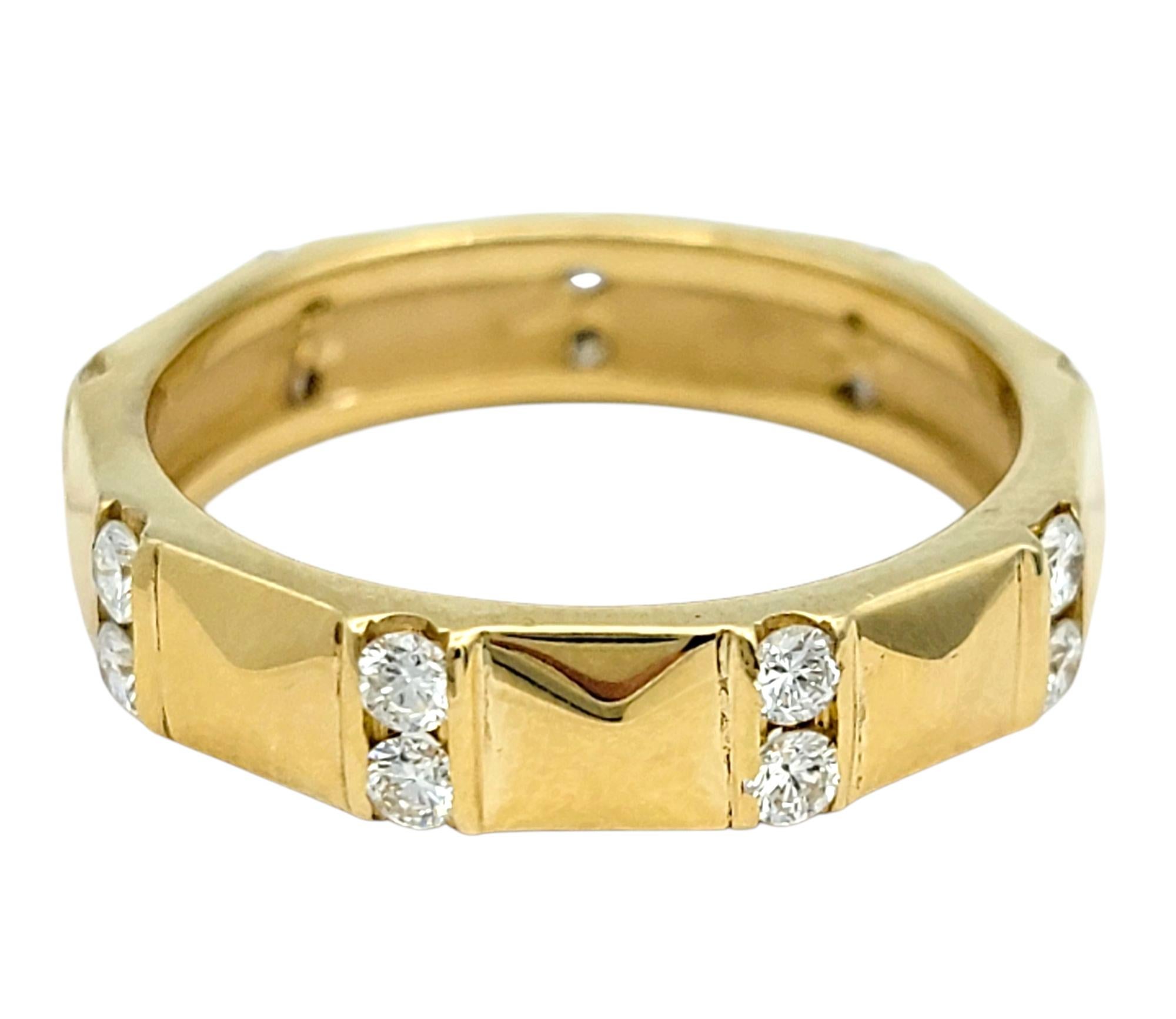 Taille ronde Bague à anneau géométrique en or jaune poli 18 carats avec diamants ronds en vente