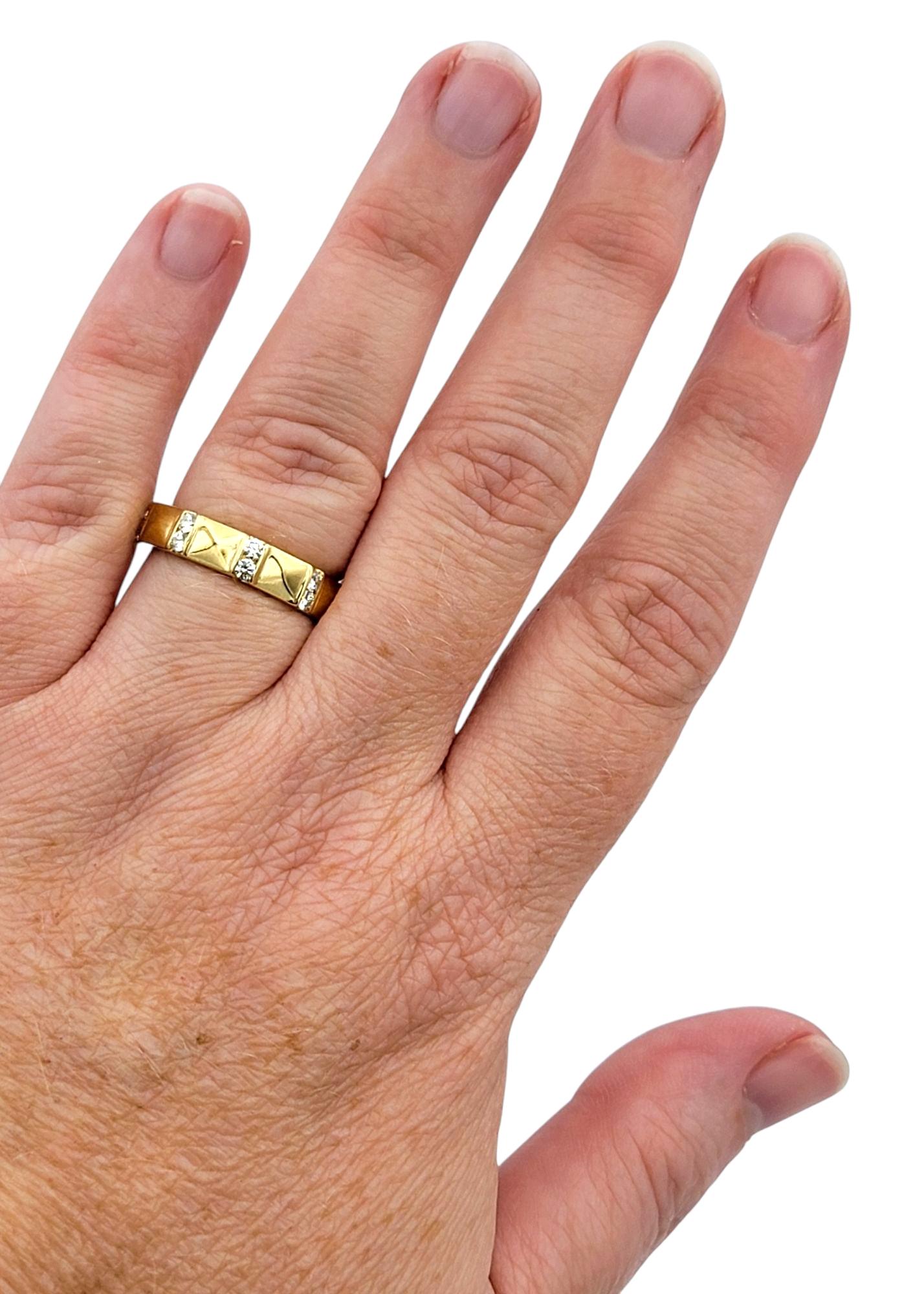 Bague à anneau géométrique en or jaune poli 18 carats avec diamants ronds Pour femmes en vente