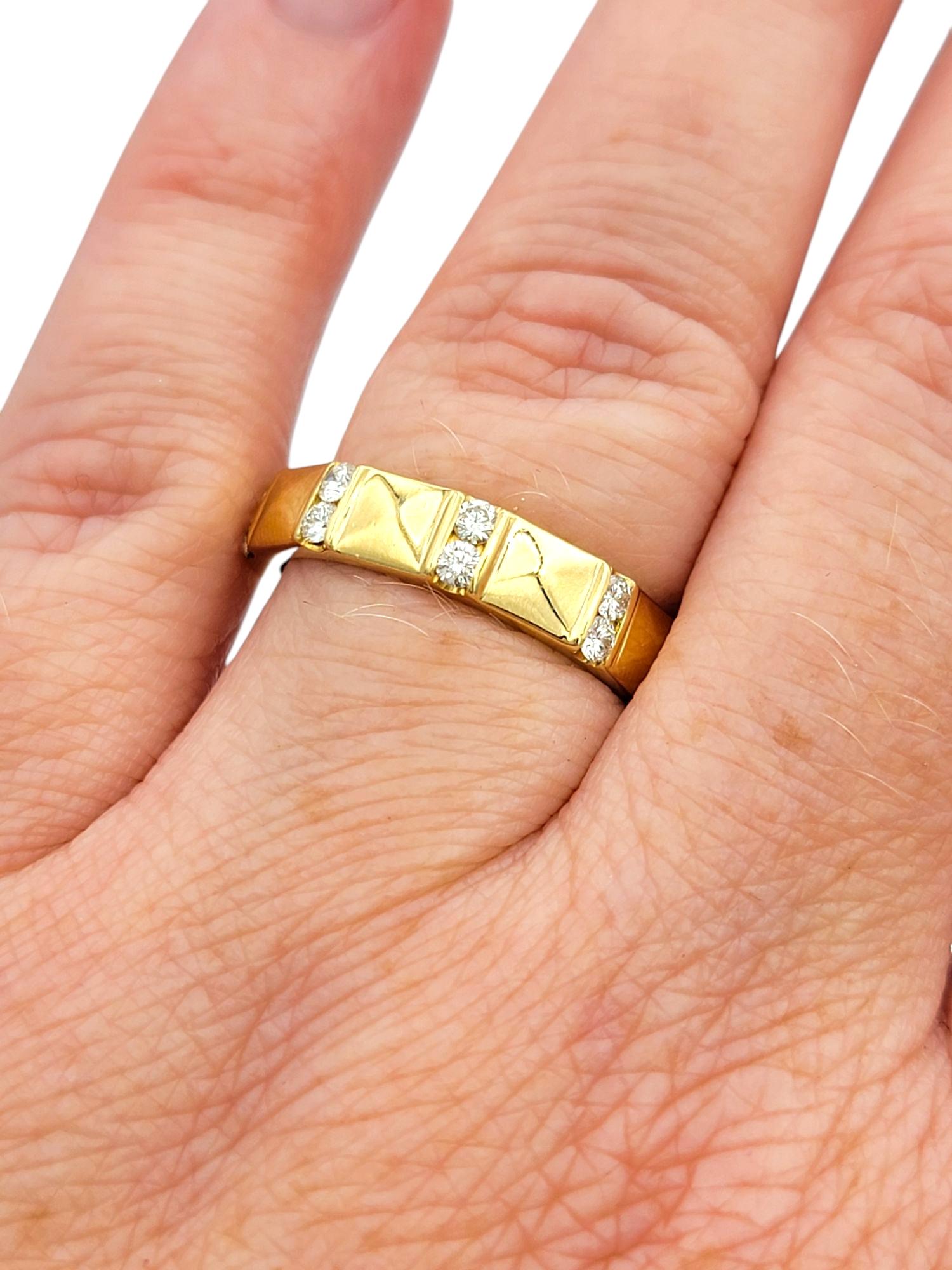Bague à anneau géométrique en or jaune poli 18 carats avec diamants ronds en vente 1