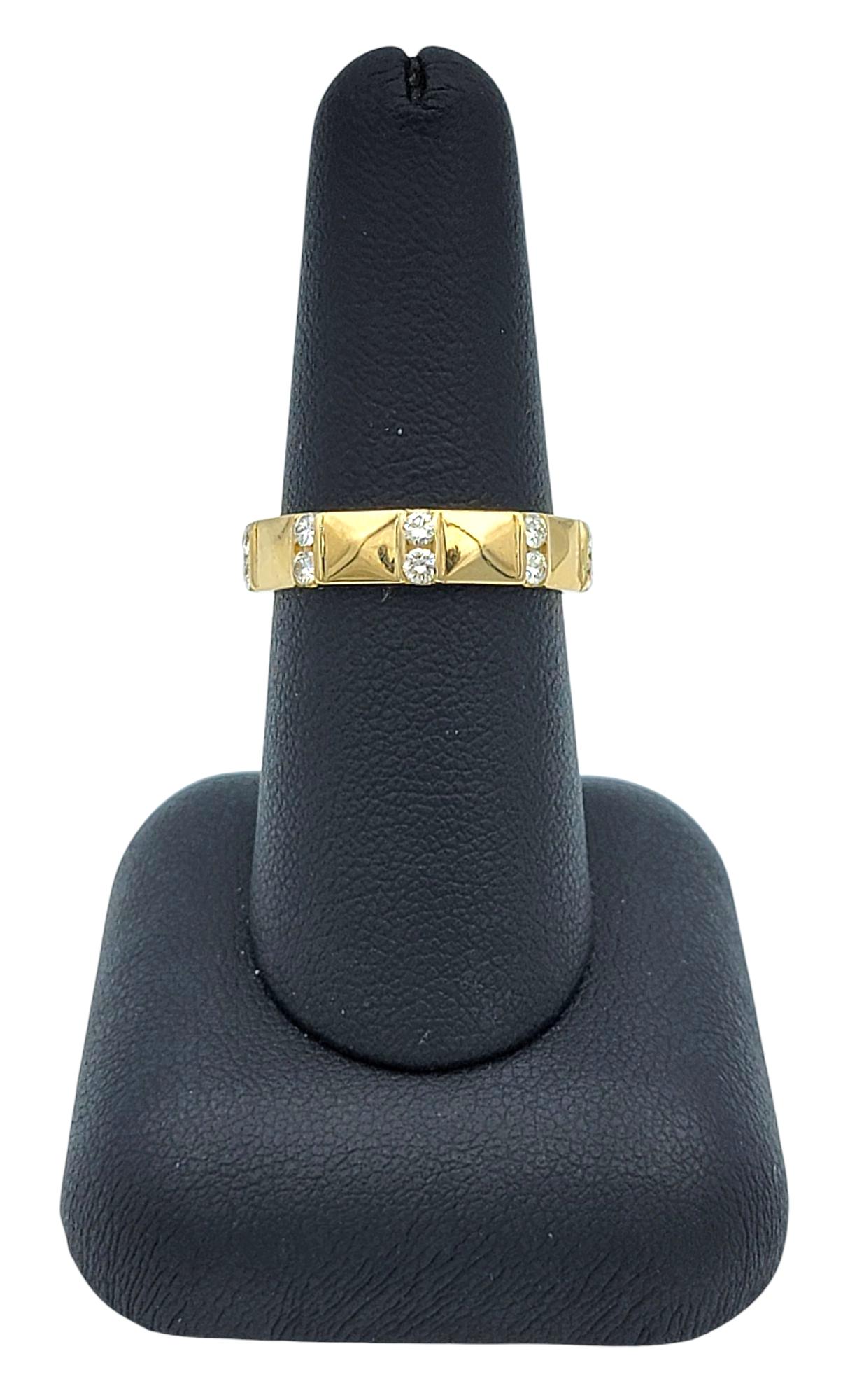 Bague à anneau géométrique en or jaune poli 18 carats avec diamants ronds en vente 2