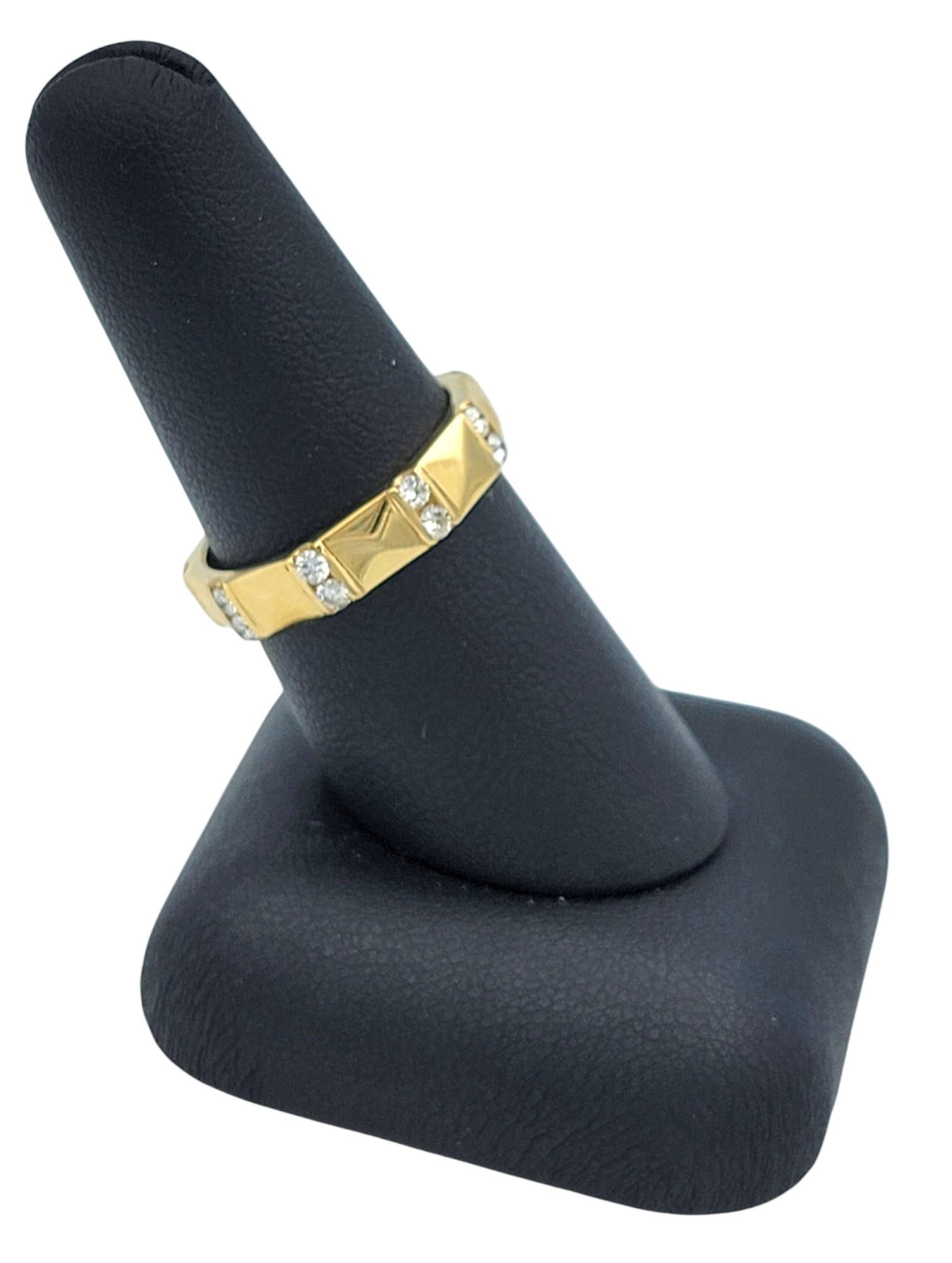 Bague à anneau géométrique en or jaune poli 18 carats avec diamants ronds en vente 3