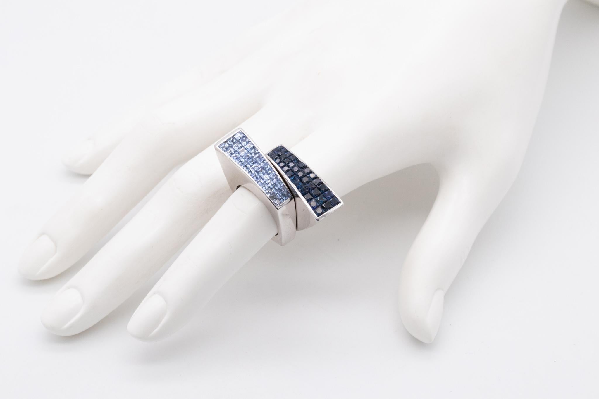 Une bague de cocktail géométrique avec des saphirs bleus de Ceylan.

Une pièce audacieuse et aérodynamique fabriquée en Italie, avec une forme asymétrique. Elle a été réalisée en or blanc massif de 18 carats, avec des surfaces hautement