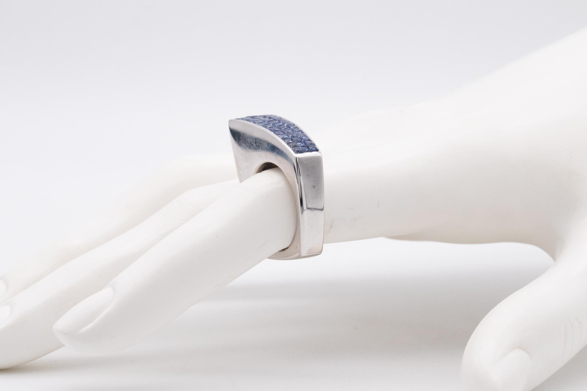 Bague géométrique en or 18 carats avec sertissage invisible de 2,52 carats de saphirs bleus de Ceylan Unisexe en vente