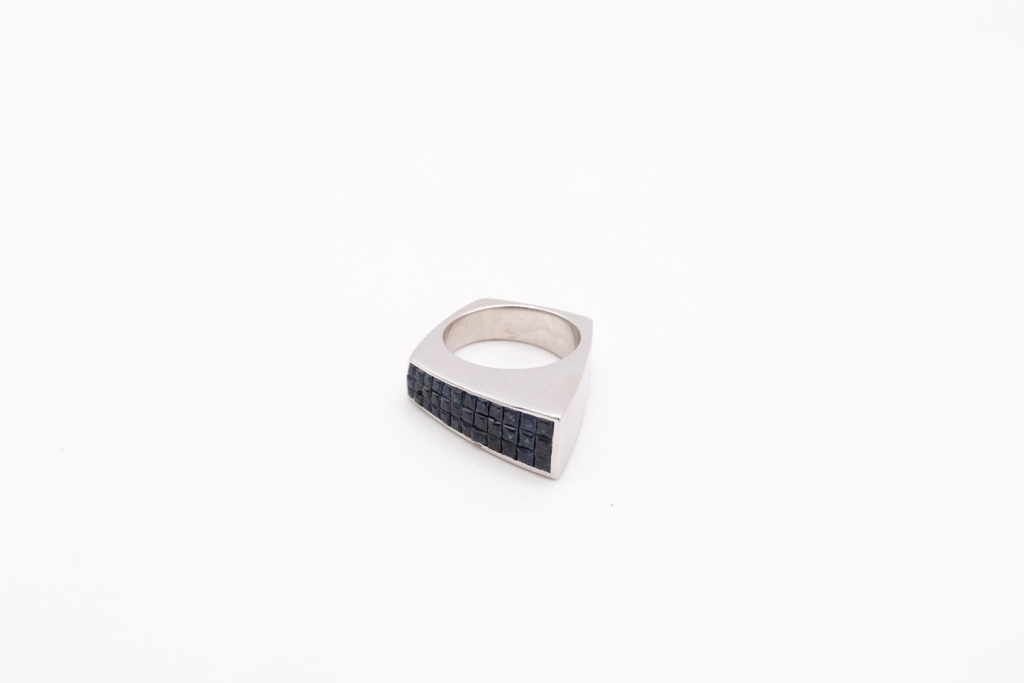 Anello geometrico in oro 18kt con incastonatura invisibile di 2,52 carati di zaffiri blu navy in vendita 3