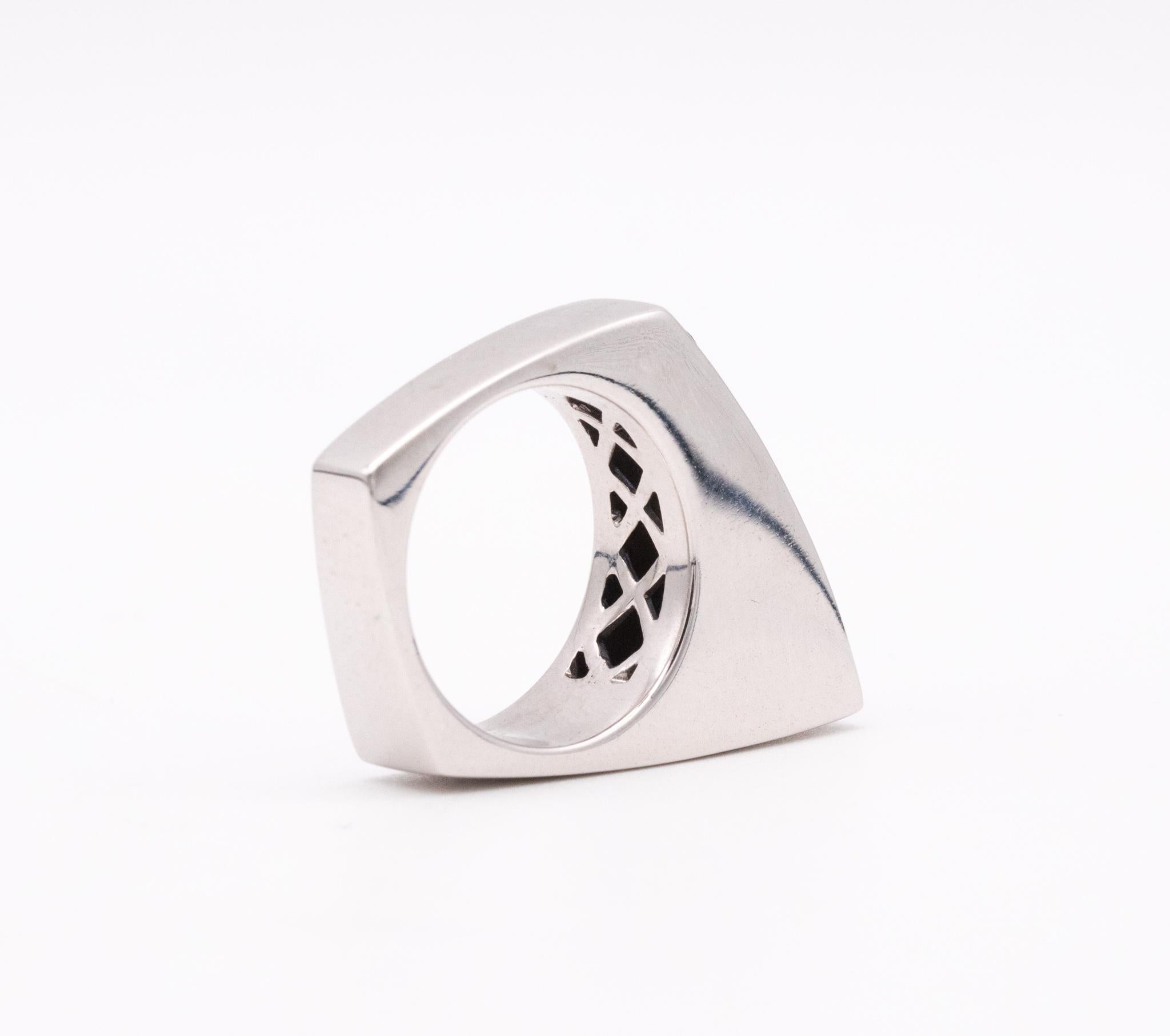 Anello geometrico in oro 18kt con incastonatura invisibile di 2,52 carati di zaffiri blu navy in vendita 4