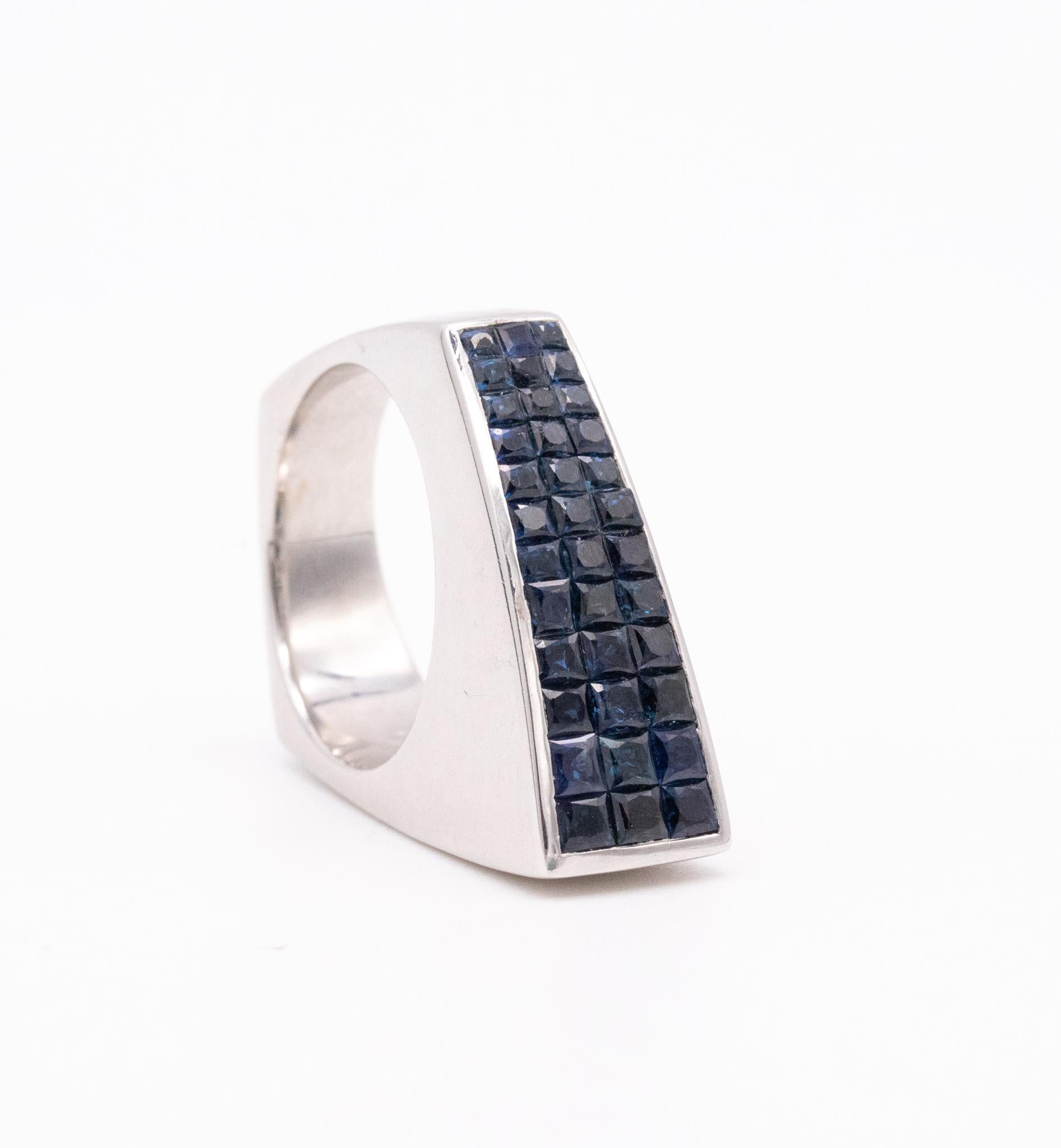 Anello geometrico in oro 18kt con incastonatura invisibile di 2,52 carati di zaffiri blu navy in vendita 5
