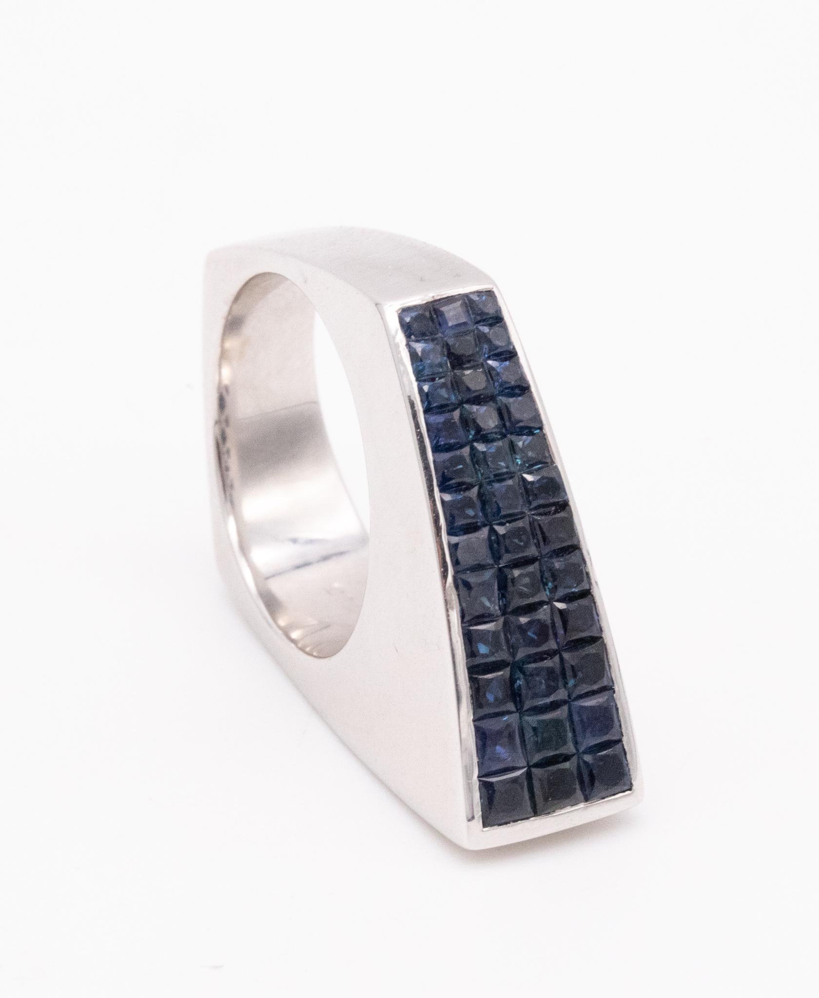 Anello geometrico in oro 18kt con incastonatura invisibile di 2,52 carati di zaffiri blu navy in vendita 6