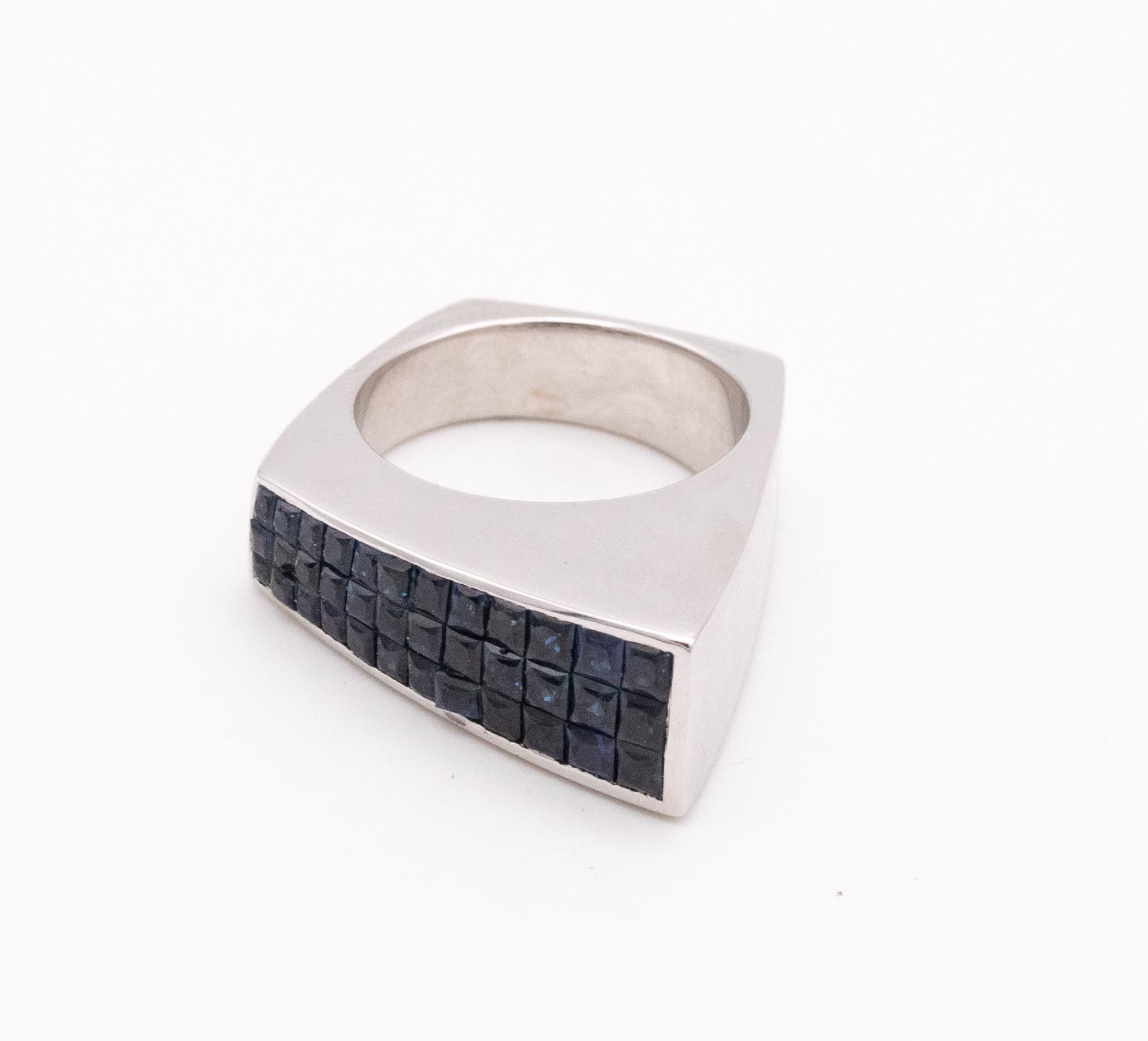 Anello geometrico in oro 18kt con incastonatura invisibile di 2,52 carati di zaffiri blu navy in vendita 7