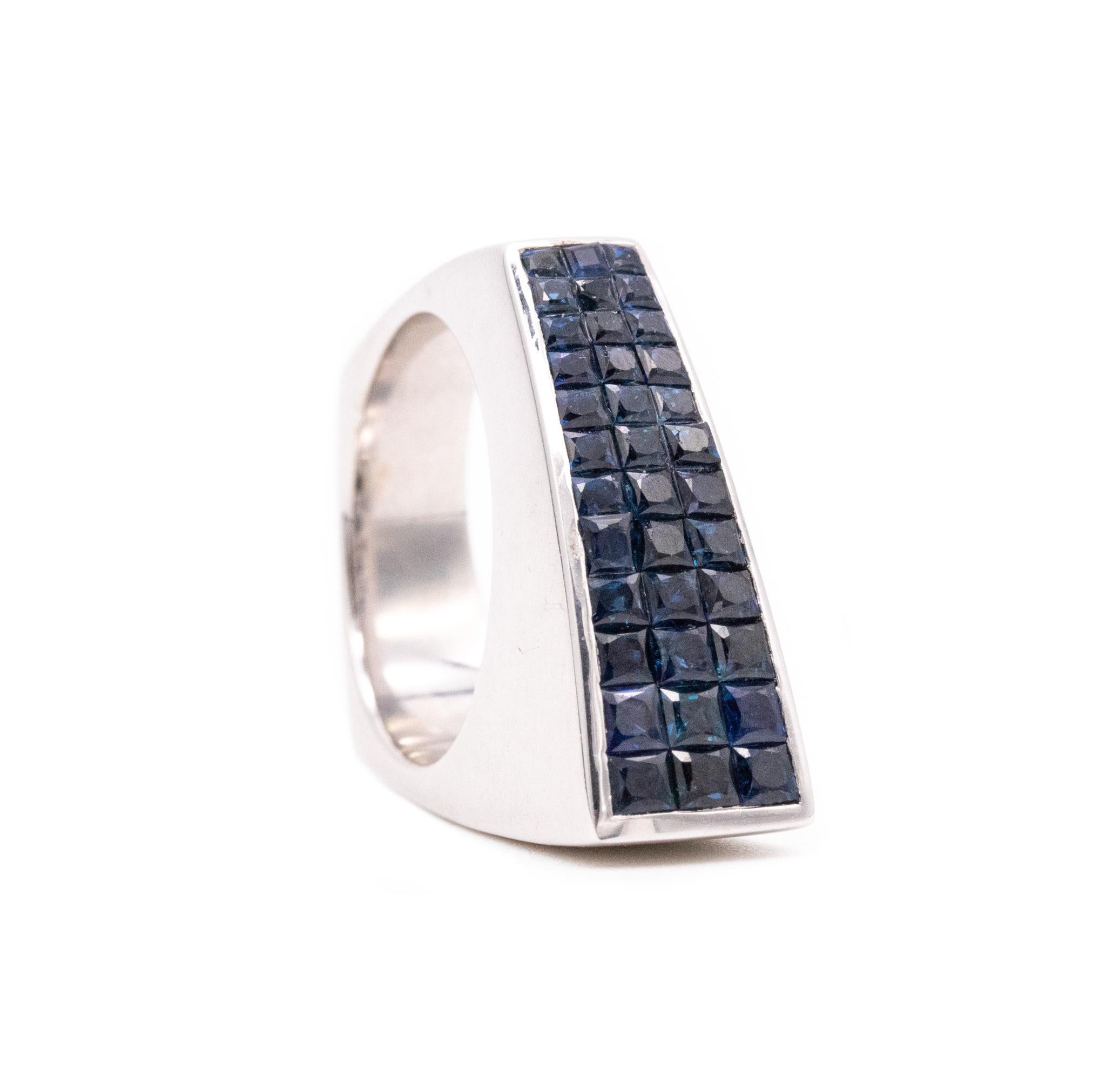 Anello geometrico in oro 18kt con incastonatura invisibile di 2,52 carati di zaffiri blu navy in vendita 8