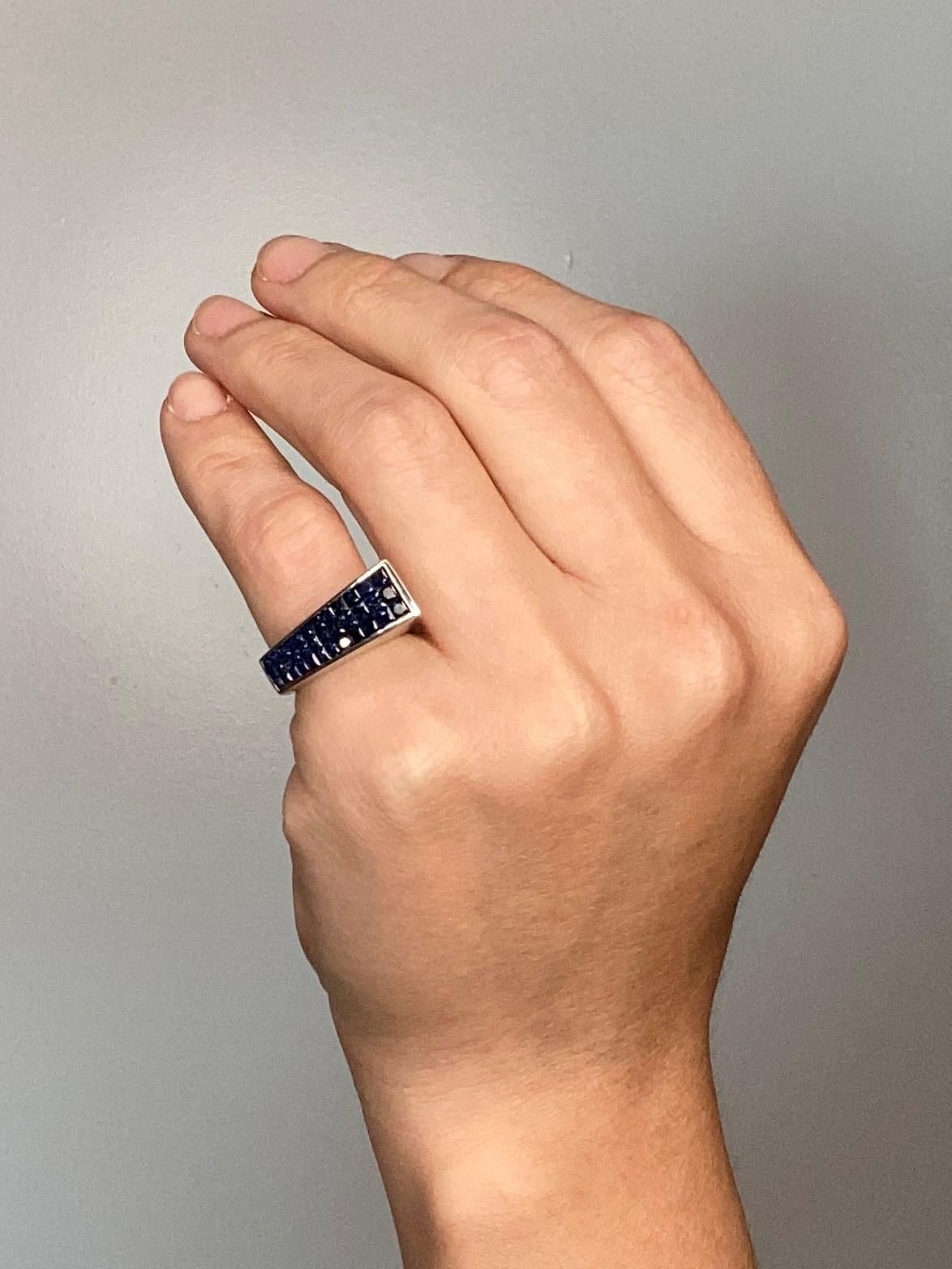 Contemporaneo Anello geometrico in oro 18kt con incastonatura invisibile di 2,52 carati di zaffiri blu navy in vendita