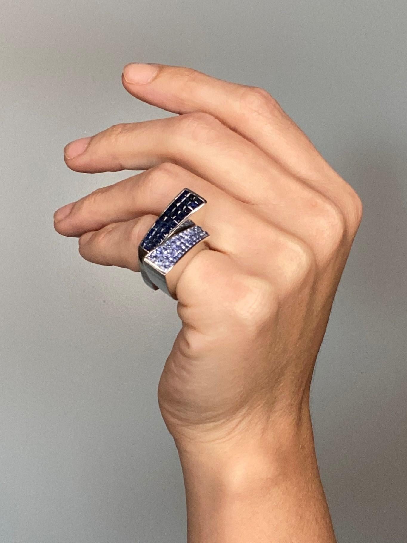 Quadrato Anello geometrico in oro 18kt con incastonatura invisibile di 2,52 carati di zaffiri blu navy in vendita