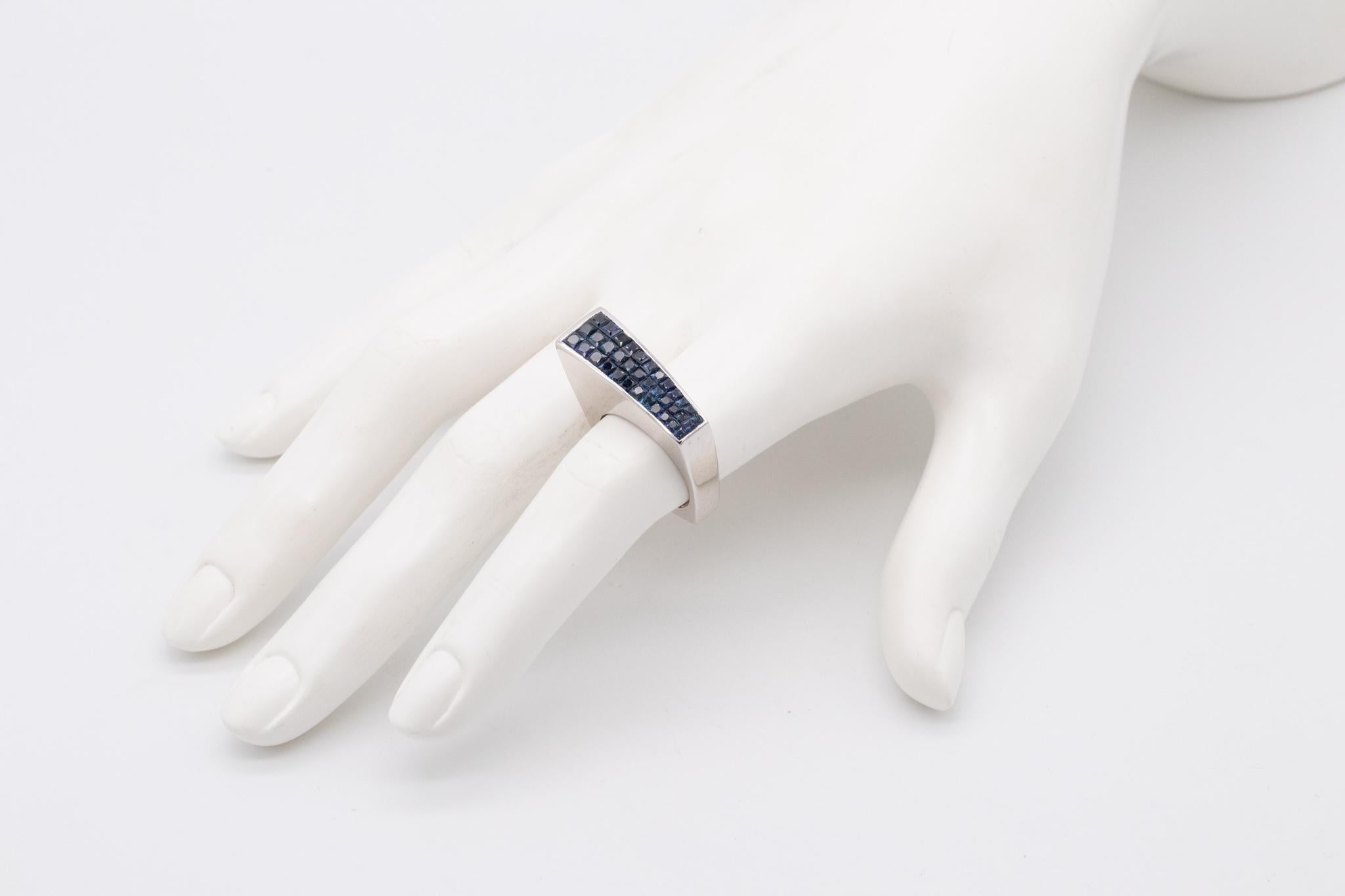 da uomo o donna Anello geometrico in oro 18kt con incastonatura invisibile di 2,52 carati di zaffiri blu navy in vendita