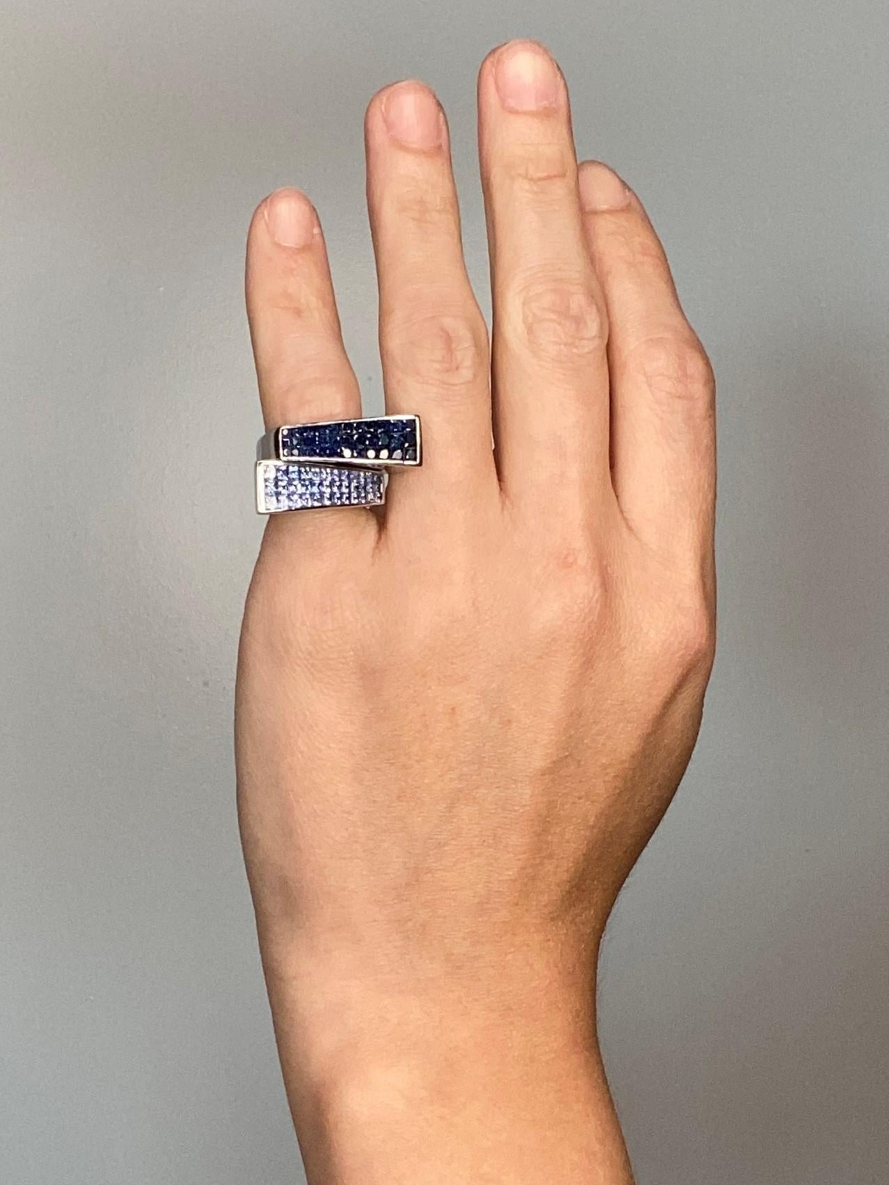 Anello geometrico in oro 18kt con incastonatura invisibile di 2,52 carati di zaffiri blu navy in vendita 1