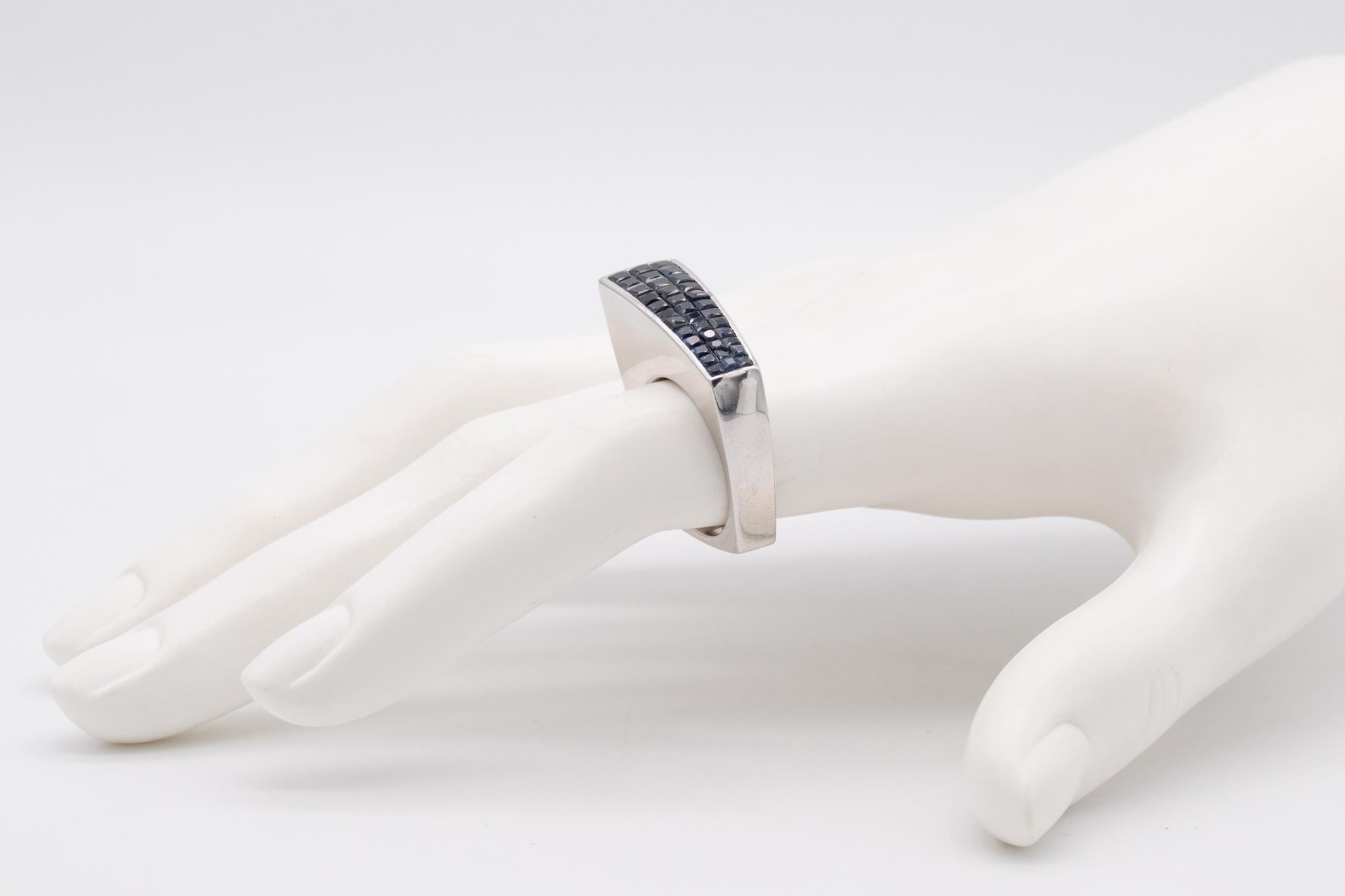 Anello geometrico in oro 18kt con incastonatura invisibile di 2,52 carati di zaffiri blu navy in vendita 2