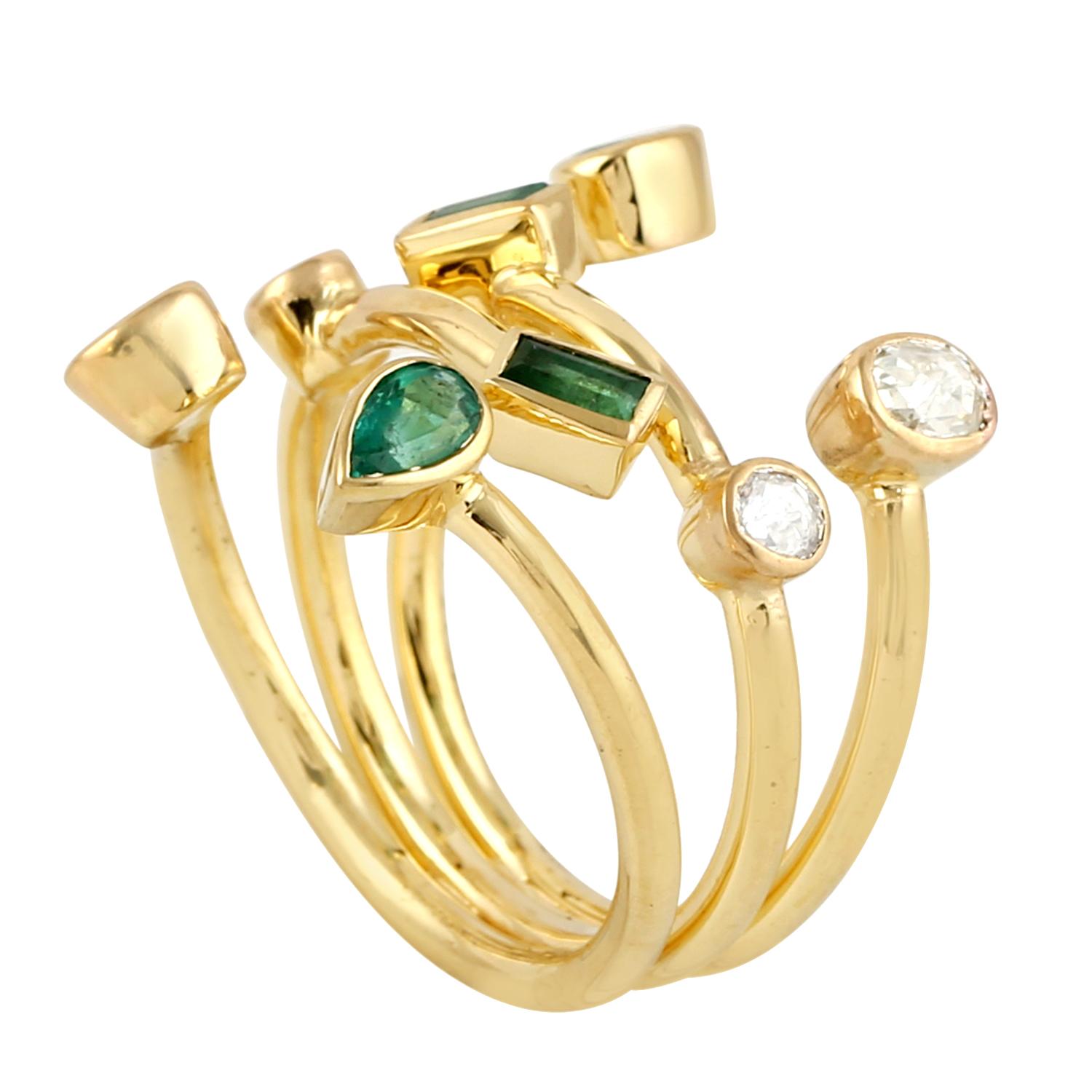 Geometric Ring With Emerald & Diamonds In 18k Yellow Gold In condizioni Nuovo in vendita a New York, NY