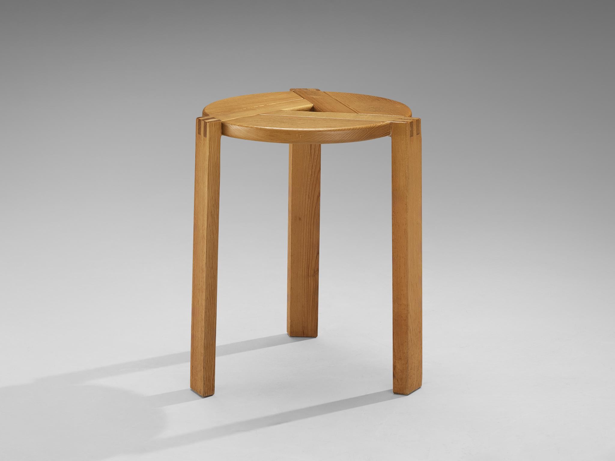 Geometric Round Stool in Solid Oak In Good Condition For Sale In Waalwijk, NL
