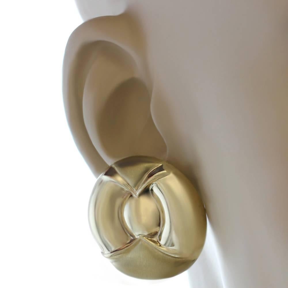 Questi raffinati orecchini italiani sono realizzati in solido oro giallo 14 carati e presentano un design geometrico rotondo con chiusura a leva. Misure: Larghezza 1,10