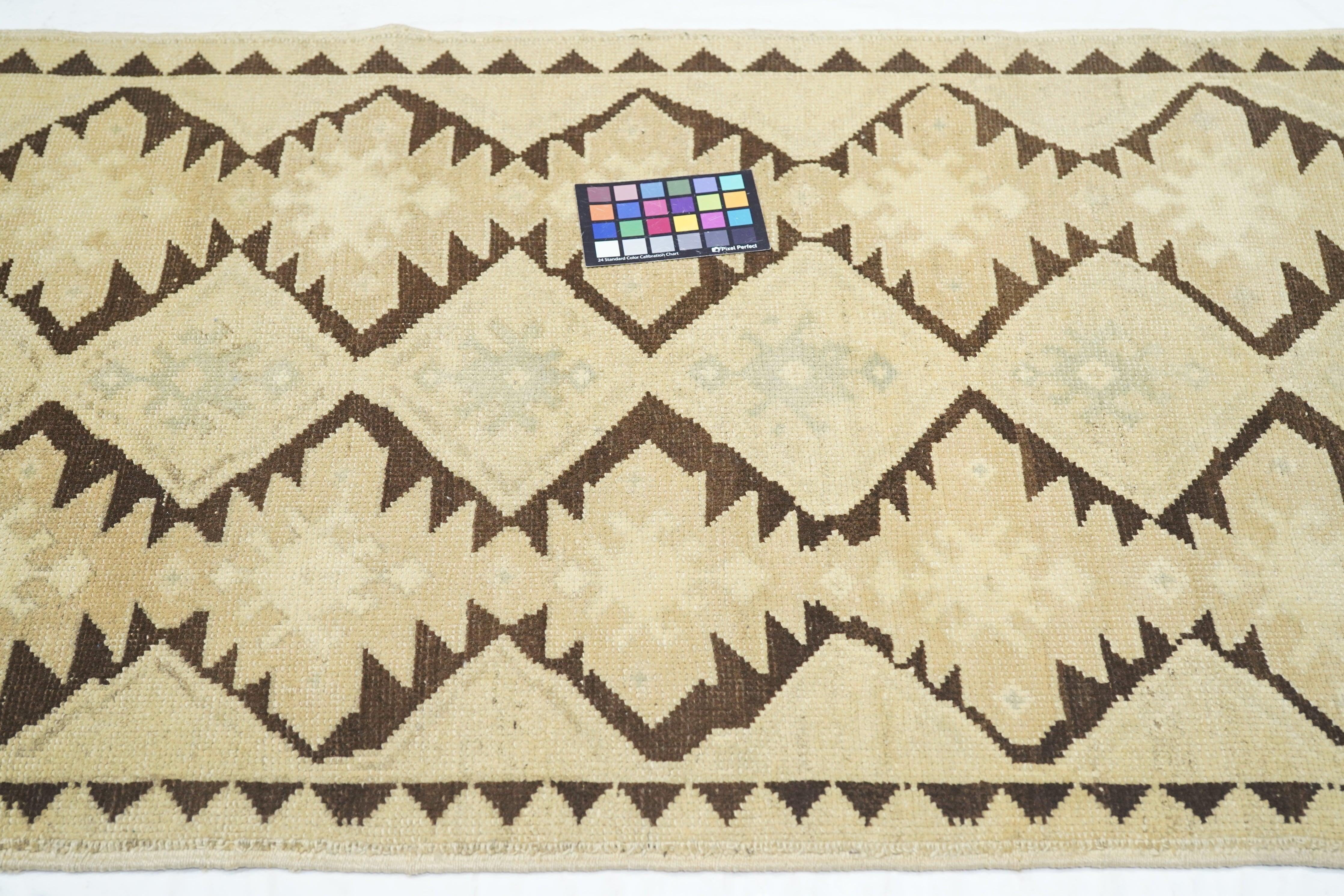 Tappeto geometrico  2'7'' x 7'1'' in vendita 1