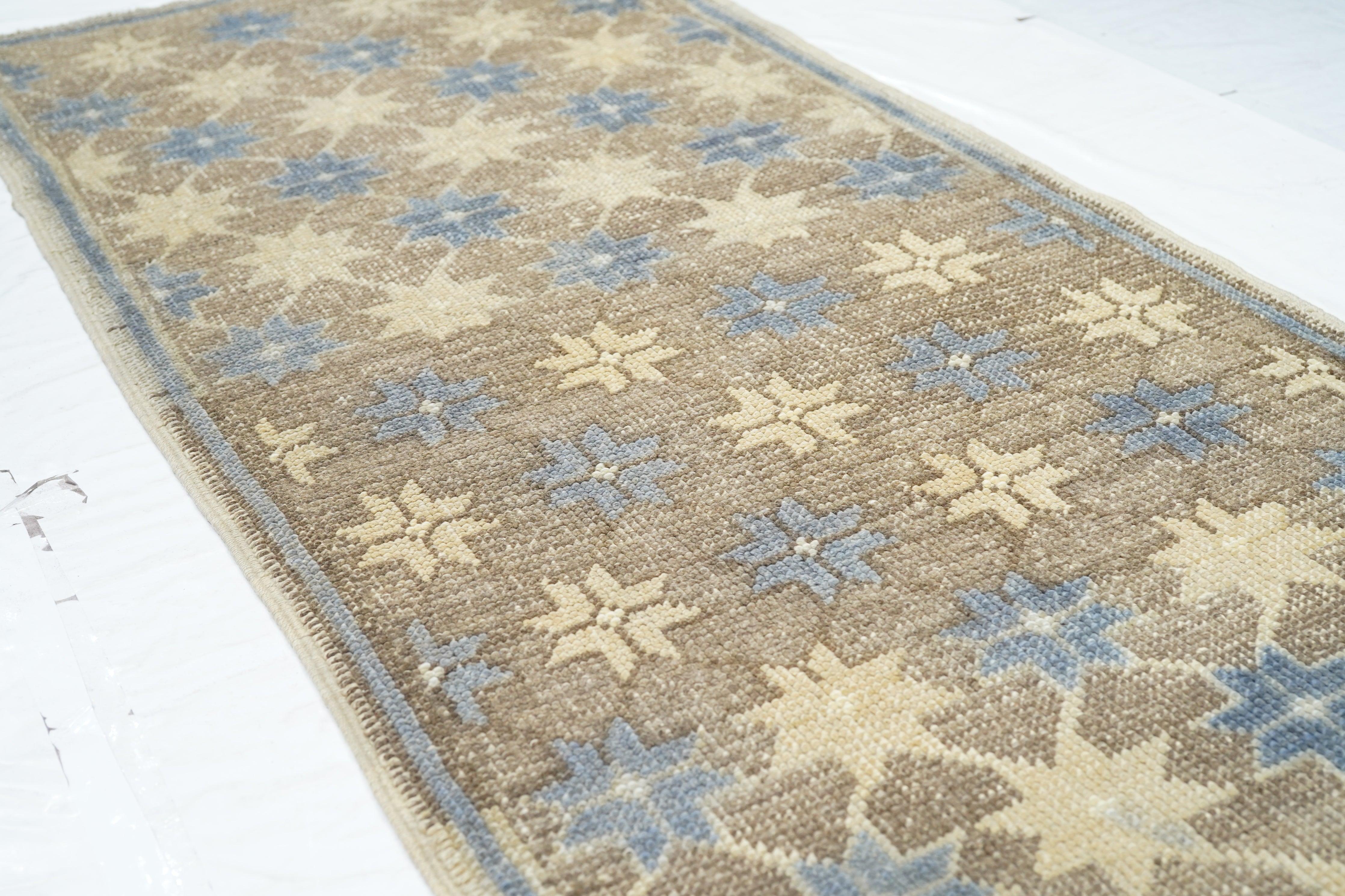 Geometrischer Teppich 2'8'' x 6'9'' (21. Jahrhundert und zeitgenössisch) im Angebot