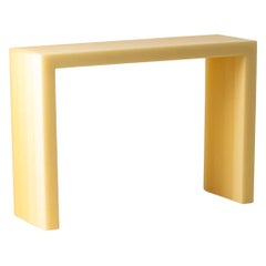 Consola / Mesa consola moderna de resina epoxi a escala geométrica en amarillo by Facture