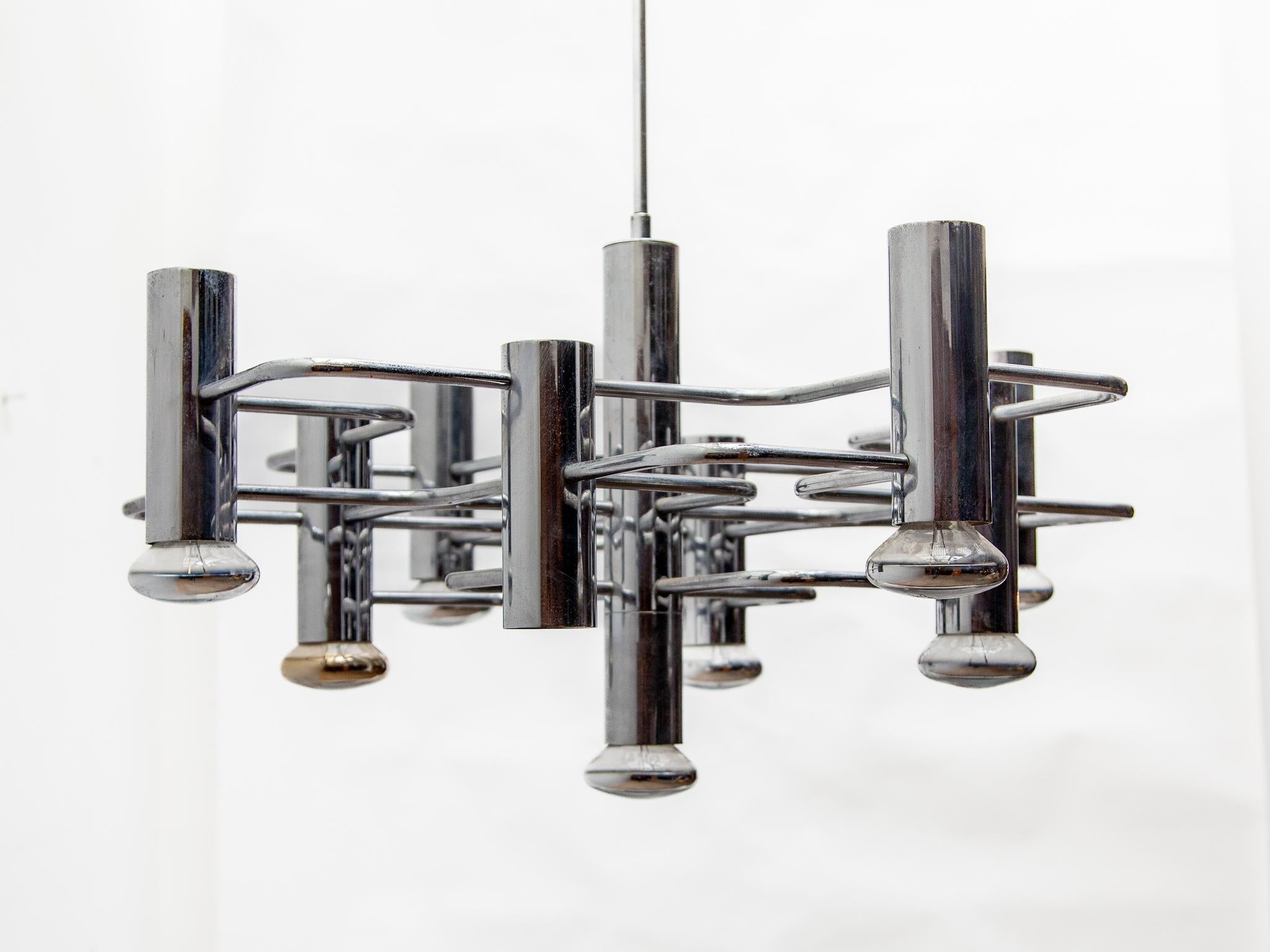 Lustre italien chromé conçu par Gaetano Sciolari dans les années 1960. Structure géométrique en métal chromé avec 13 lumières. Le lustre reste en très bon état vintage avec une patine normale. 