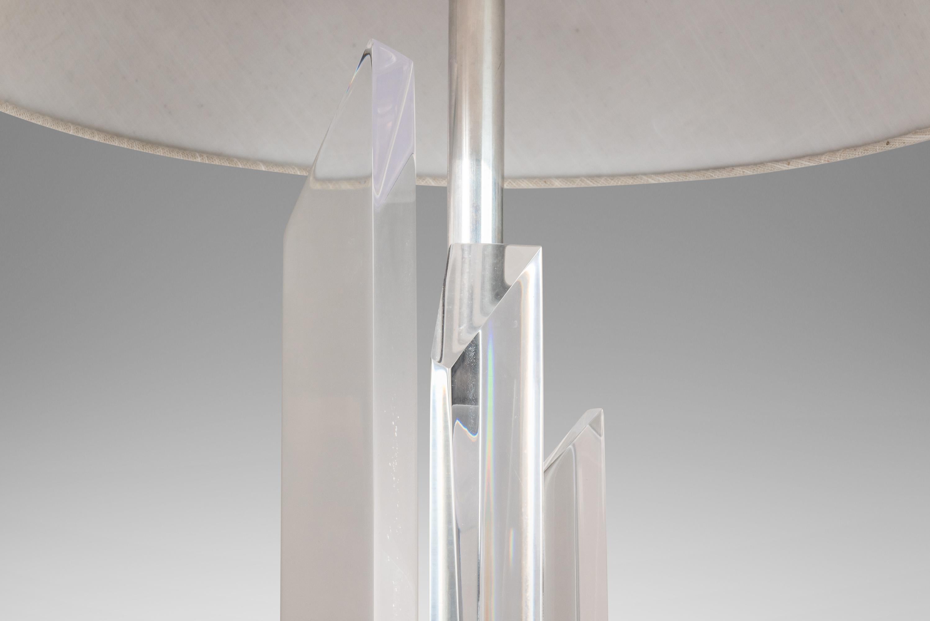Américain Lampe de table sculpturale « Skyscraper » à prisme géométrique en lucite translucide, années 1970 en vente