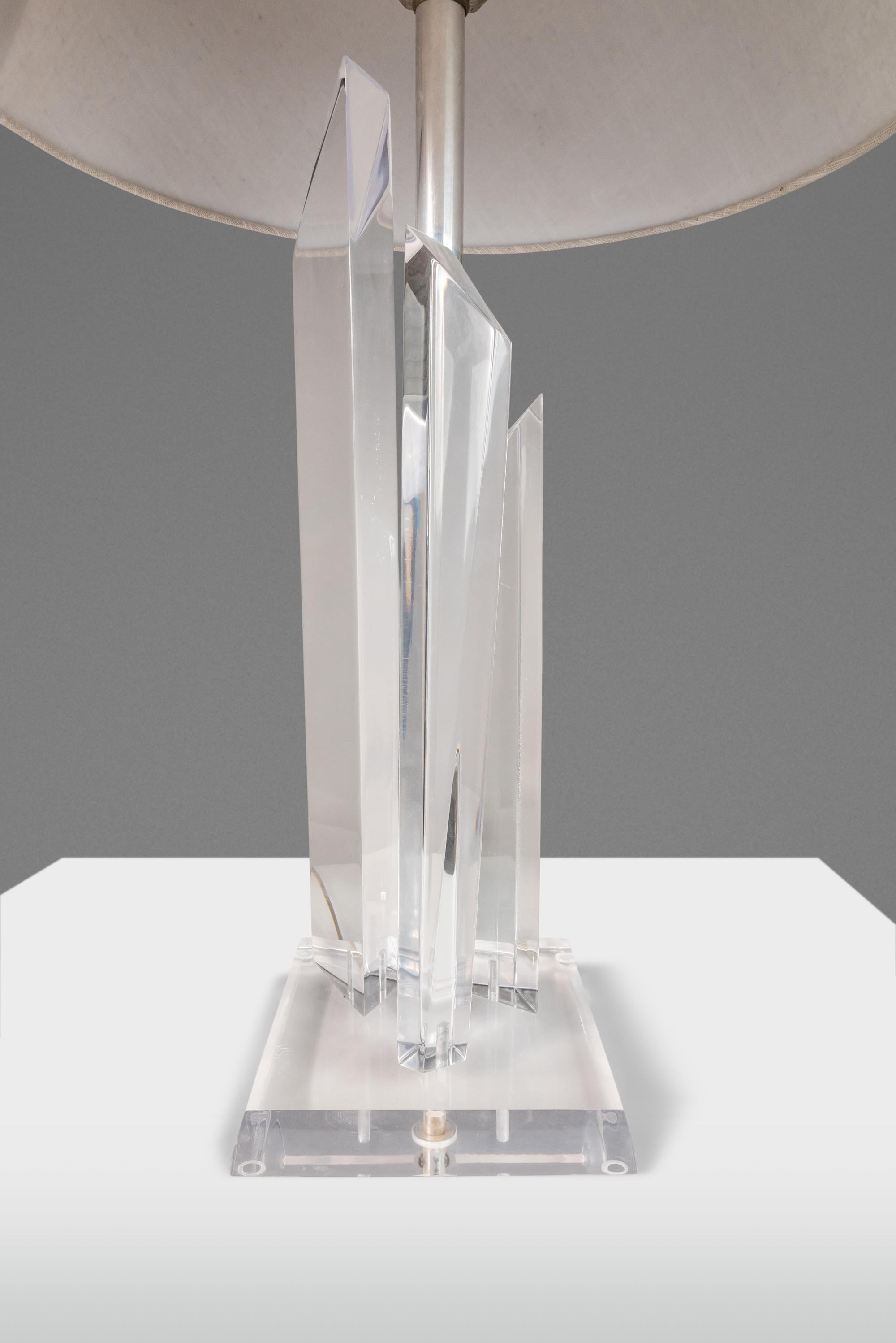 Lampe de table sculpturale « Skyscraper » à prisme géométrique en lucite translucide, années 1970 Bon état - En vente à Deland, FL