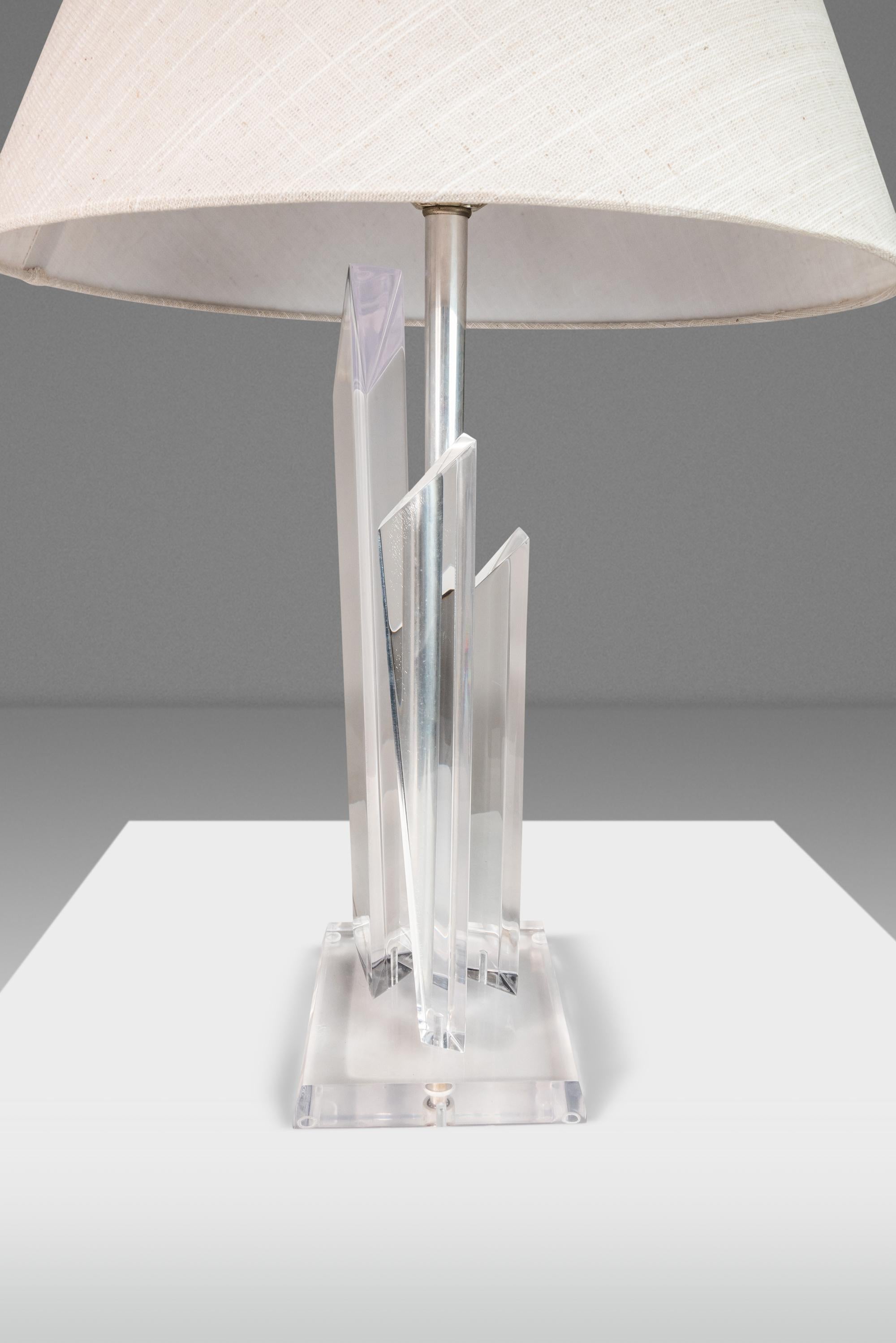 Lampe de table sculpturale « Skyscraper » à prisme géométrique en lucite translucide, années 1970 en vente 2