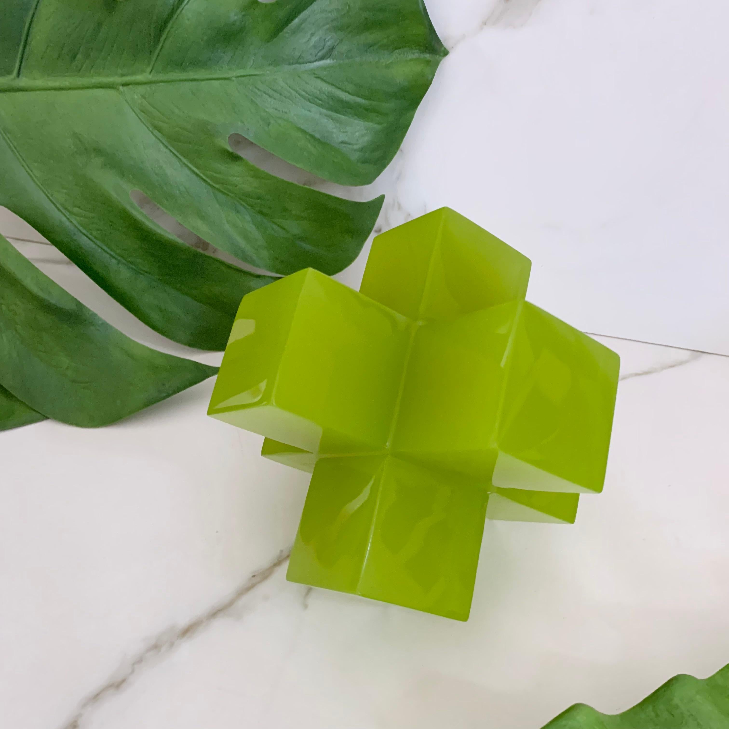 Geometrische Skulptur aus poliertem Harz in verschiedenen Farben. Es ist ein modernes und farbenfrohes Stück, das jeden Raum beleben wird.

Diese Skulptur ist sehr vielseitig und macht Spaß! Durch Stapeln von bis zu drei Stücken können Sie eine
