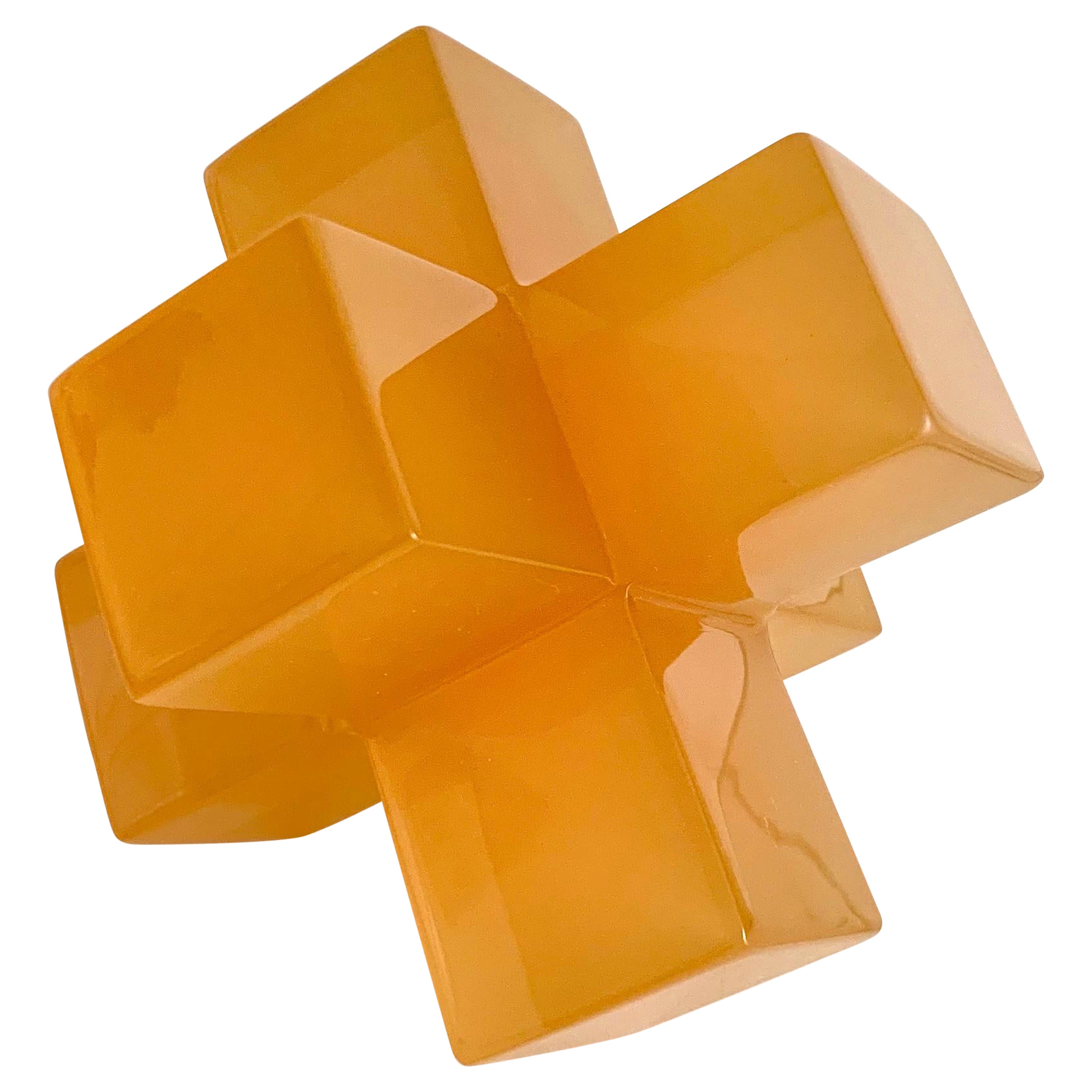 Geometrische Skulptur aus poliertem orangefarbenem Harz von Paola Valle