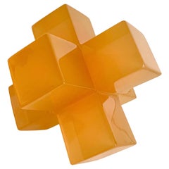 Geometrische Skulptur aus poliertem orangefarbenem Harz von Paola Valle