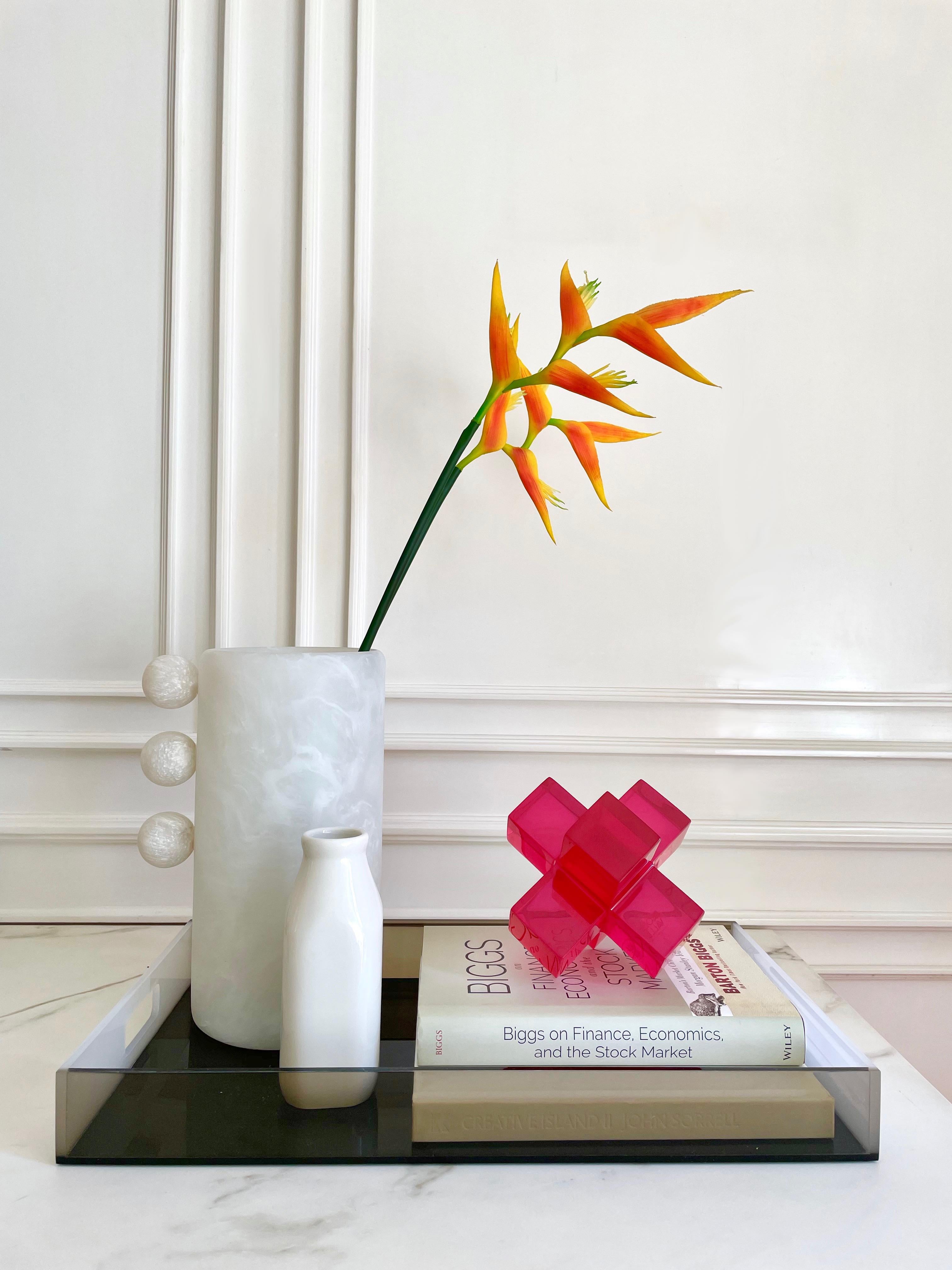 Mexicain Sculpture géométrique en résine rose fraise polie de Paola Valle en vente