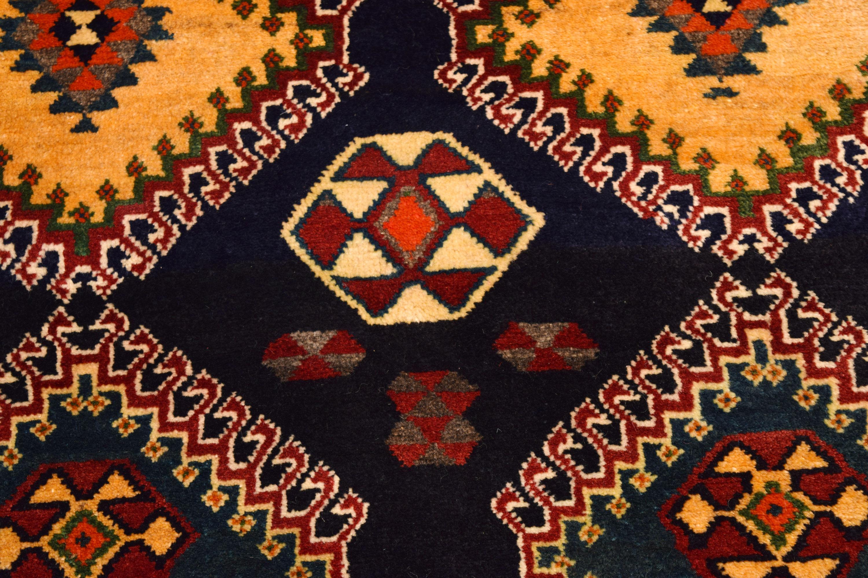 Vintage 1940s Wool Persian Qashqai Tribal Rug, Geometric, 4' x 6' In Excellent Condition For Sale In New York, NY