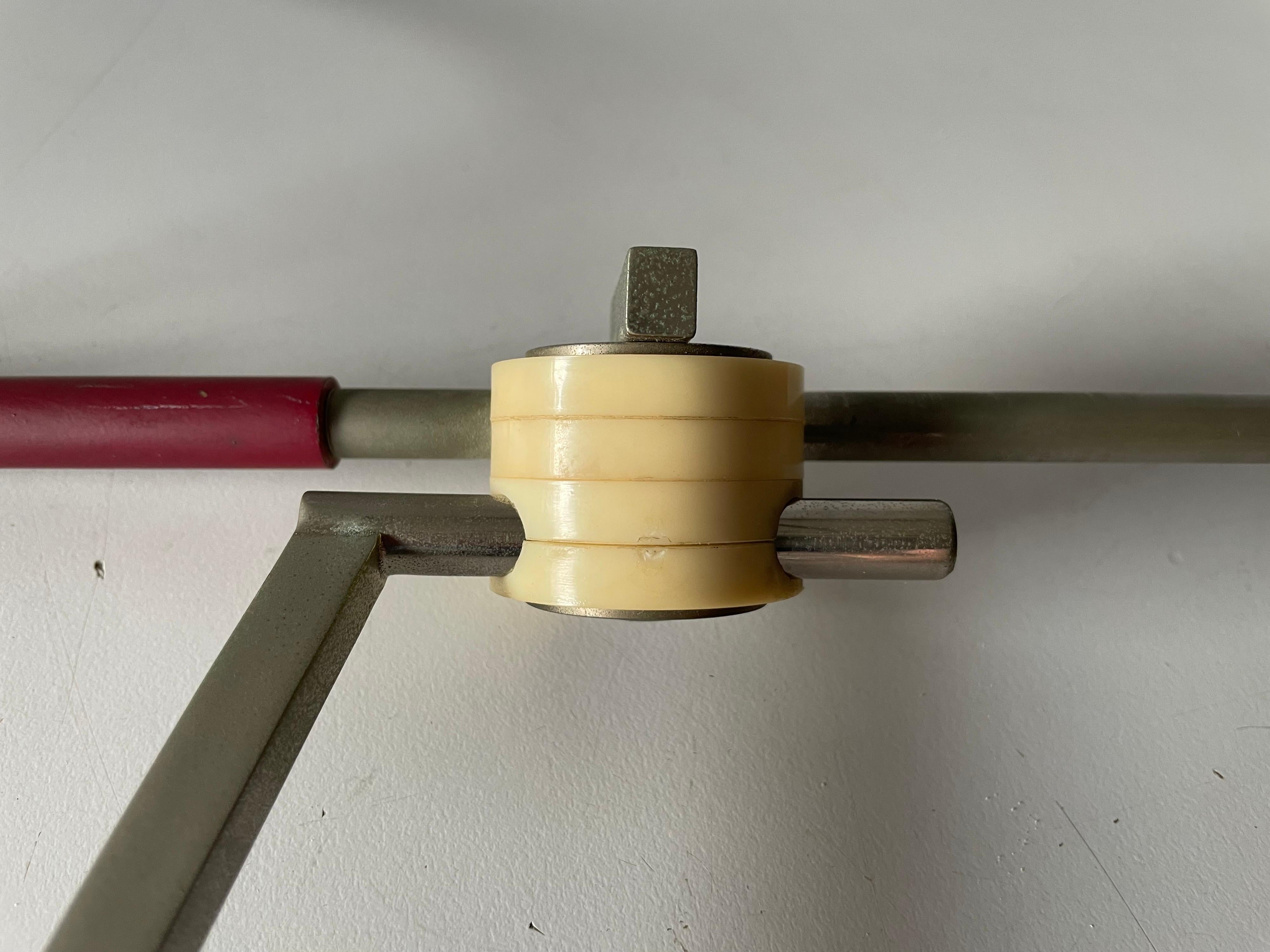 Lámpara de pared metálica con pantalla geométrica de Kaiser Leuchten, años 70, Alemania en venta 12