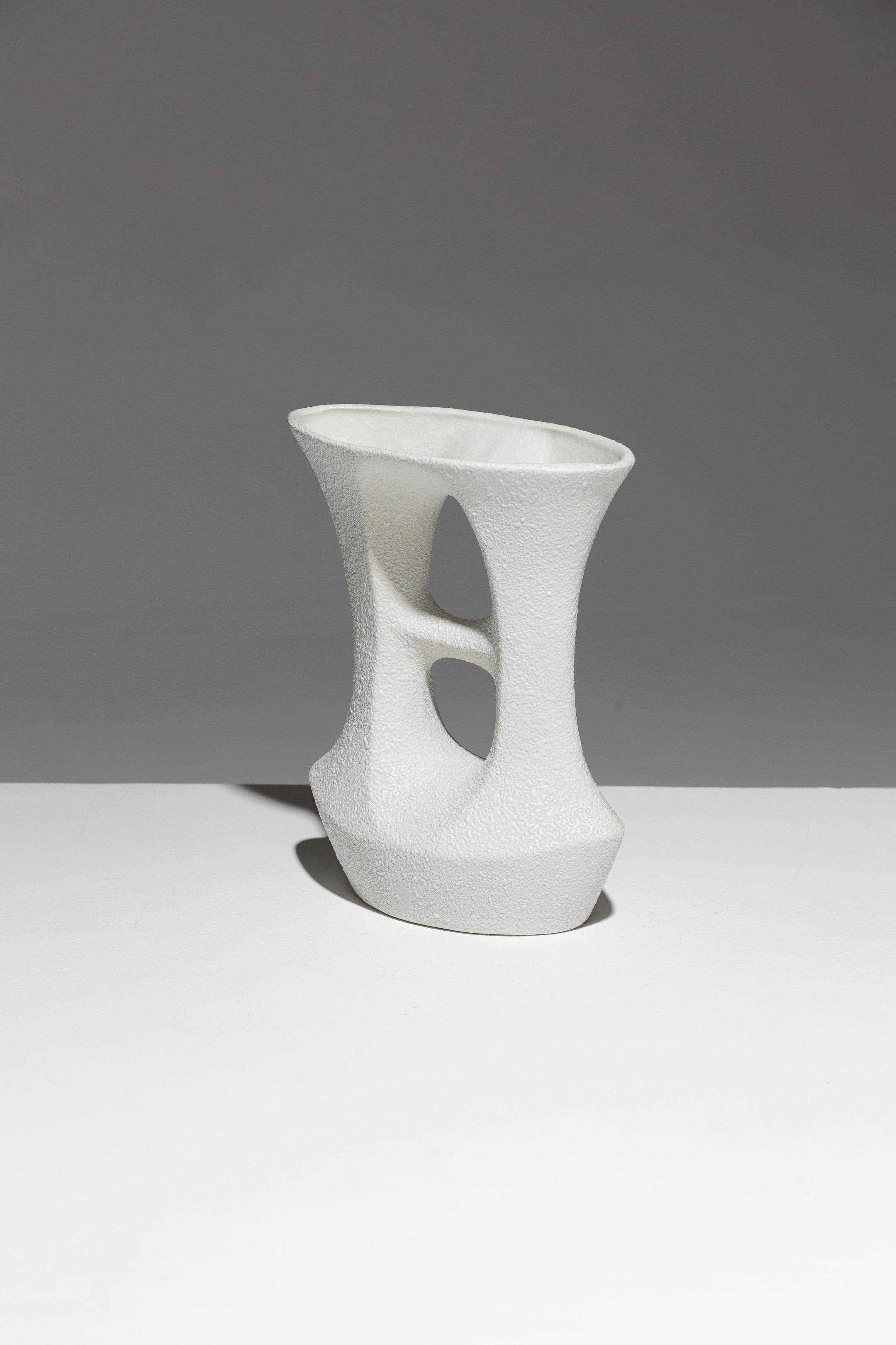 Vase géométrique en faïence, 1970. Doté d'une silhouette unique en forme de H avec un double col, soutenu par deux entretoises creuses reliées par une barre horizontale centrale. Attribué à Giovanni Bertoncello en collaboration avec le sculpteur