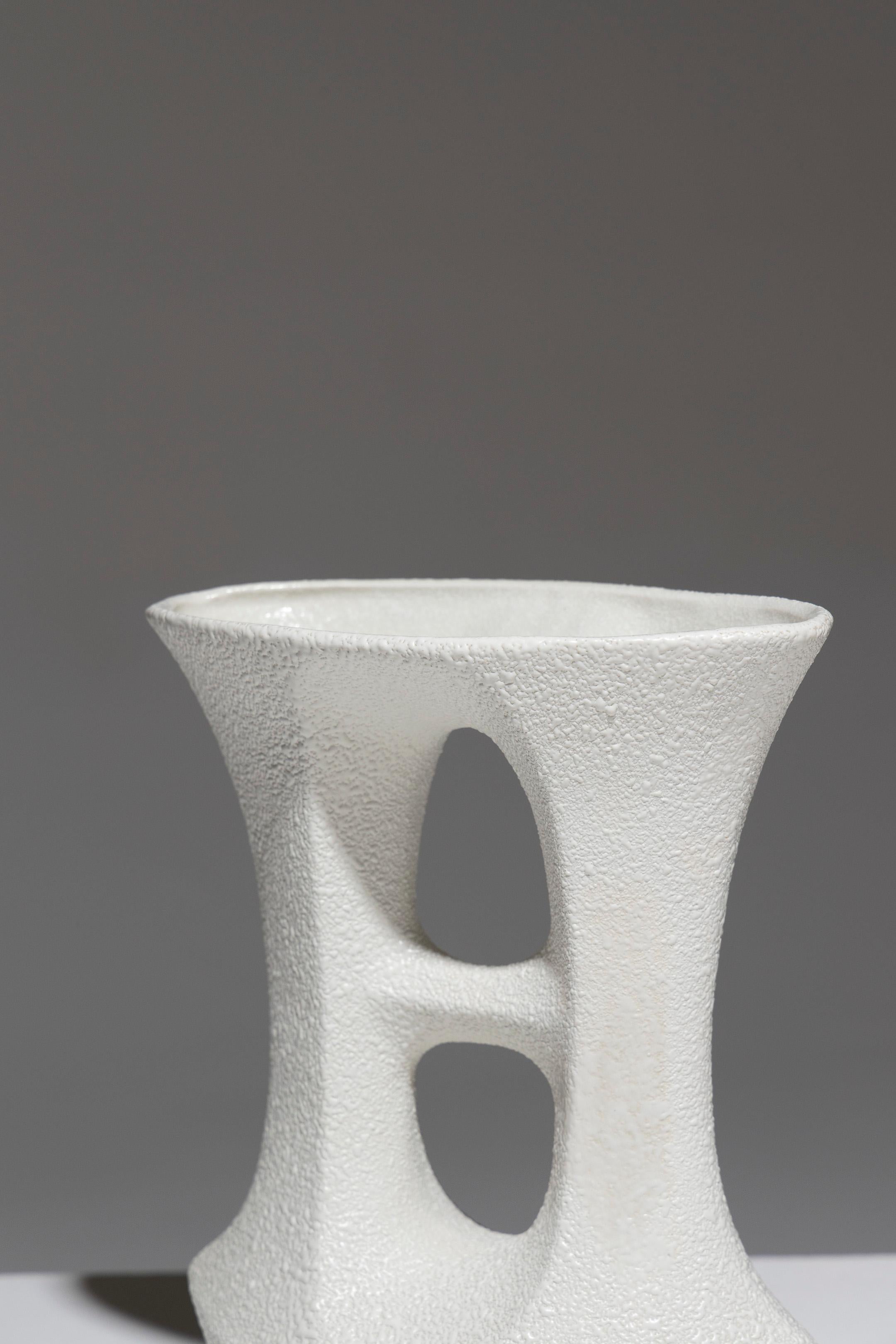 20ième siècle Vase en faïence de forme géométrique, 1970 en vente