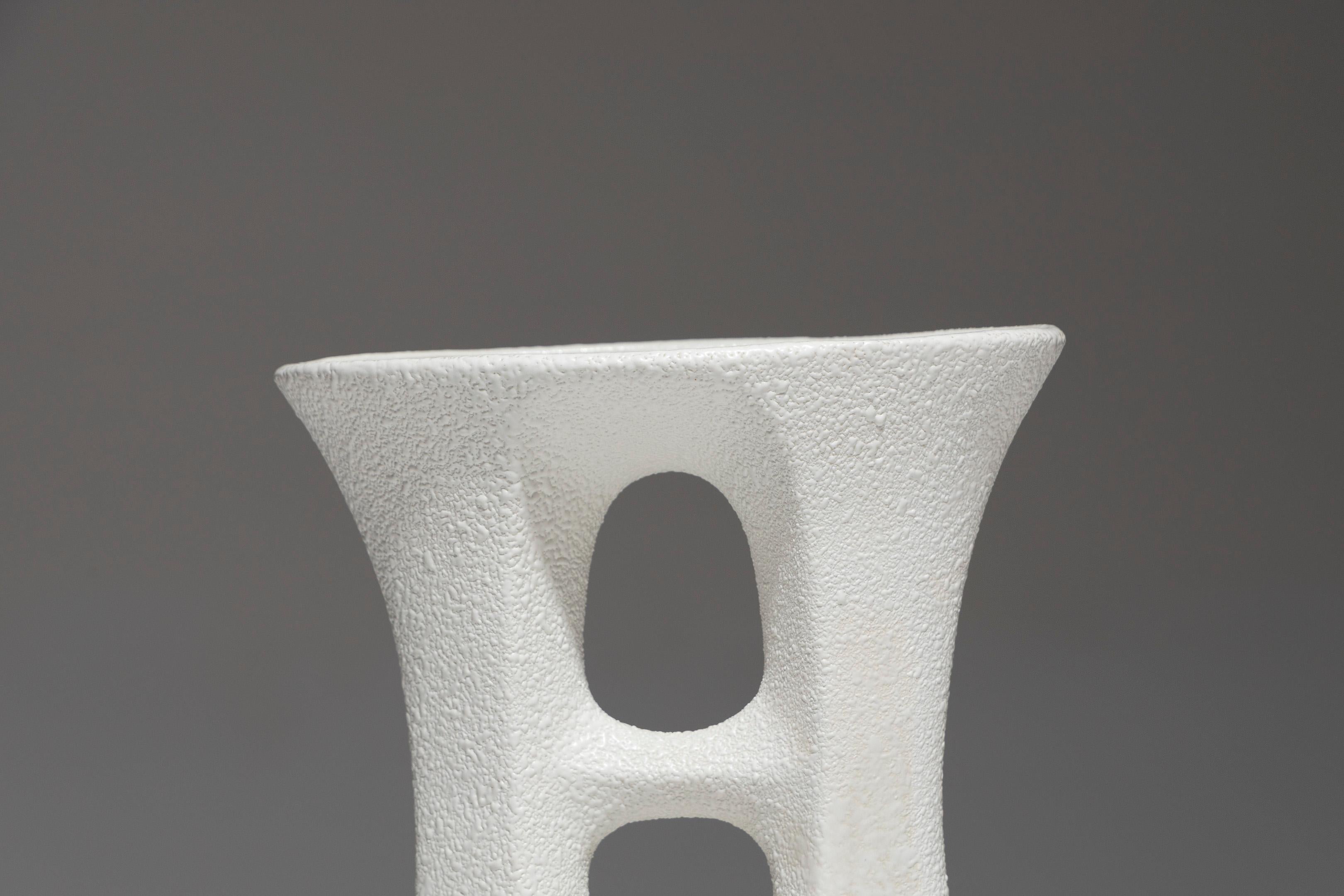 Faïence Vase en faïence de forme géométrique, 1970 en vente