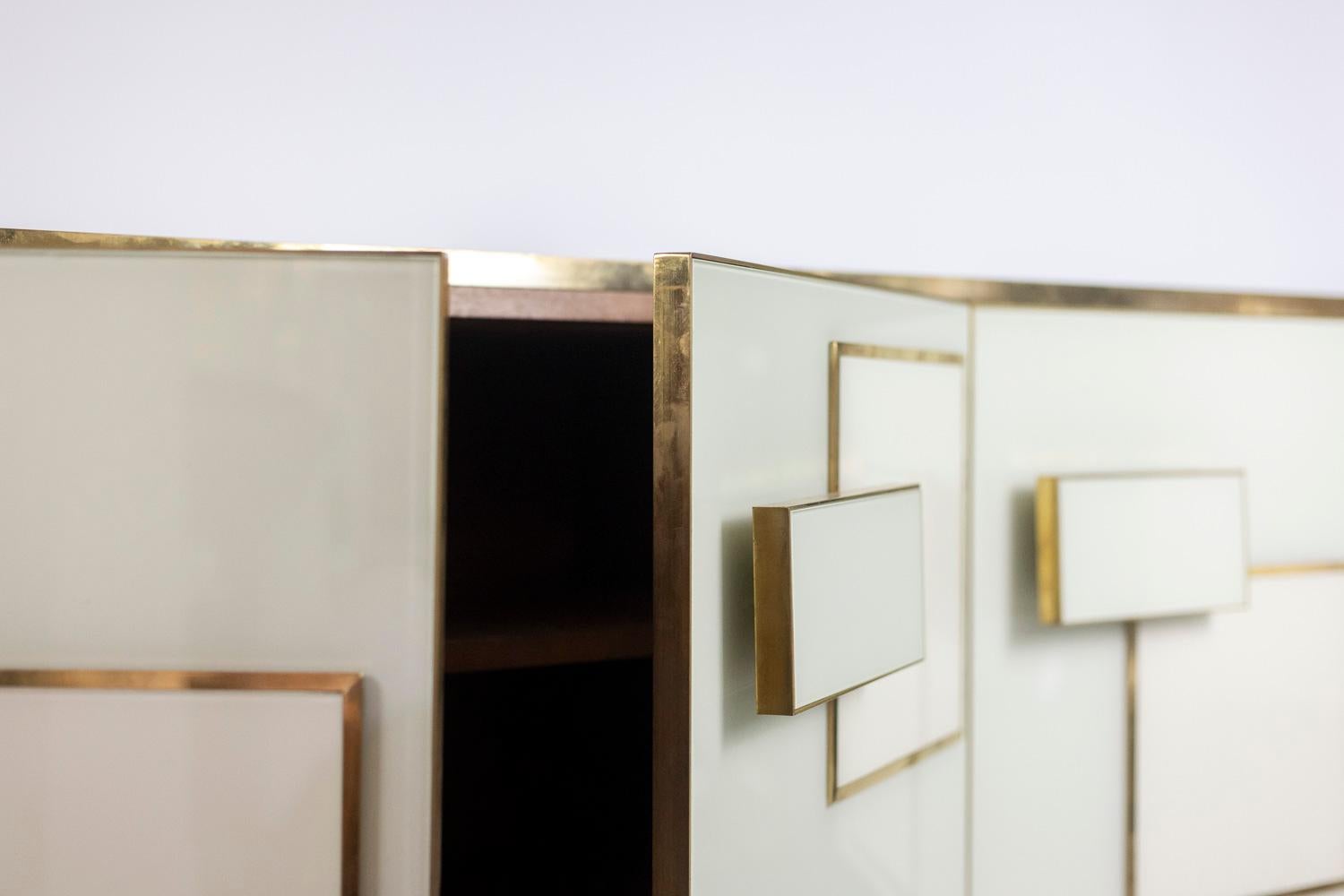20ième siècle Buffet géométrique en verre et laiton doré. Œuvre italienne contemporaine. en vente