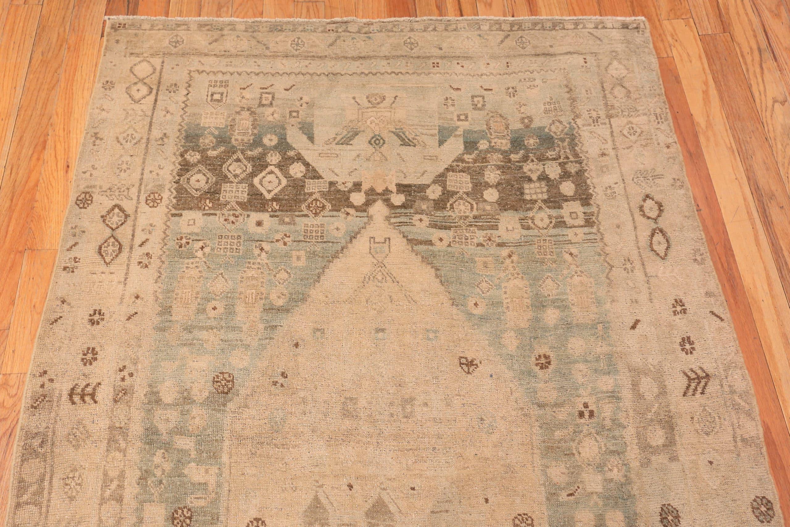 Geometrischer antiker persischer Bidjar-Teppich.4 ft 10 in x 8 ft 9 in im Zustand „Gut“ im Angebot in New York, NY