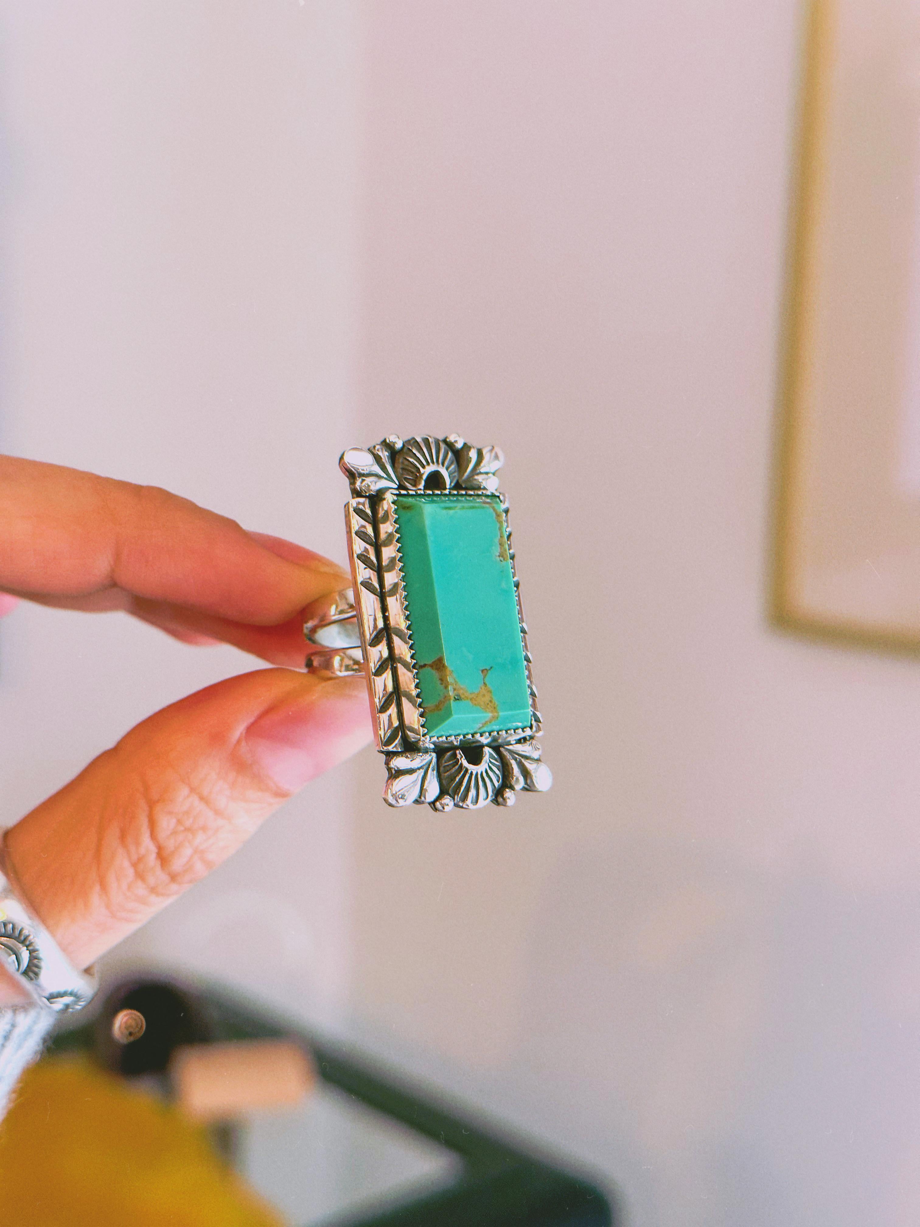 Ein wirklich schöner, einzigartiger Ring! Von mir selbst in Handarbeit hergestellt, bis hin zur Form des Türkis-Cabochons mit facettierten Kanten.

Größe 7, geteiltes Band.

Das Herzstück dieses atemberaubenden Rings ist ein fesselnder, facettierter