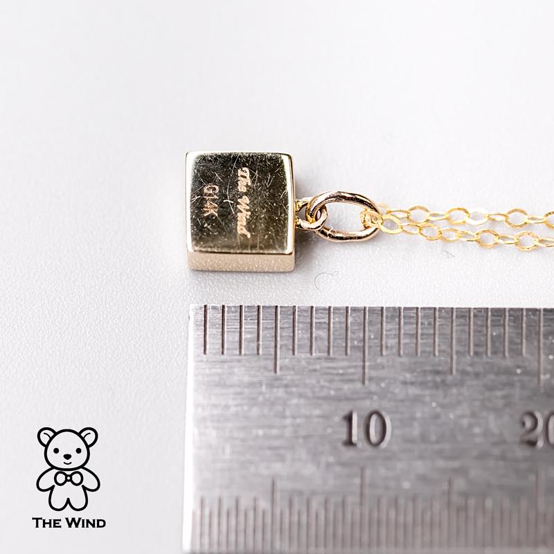 Femenino o masculino Colgante geométrico cuadrado de ópalo australiano doblete de oro amarillo de 14k en venta
