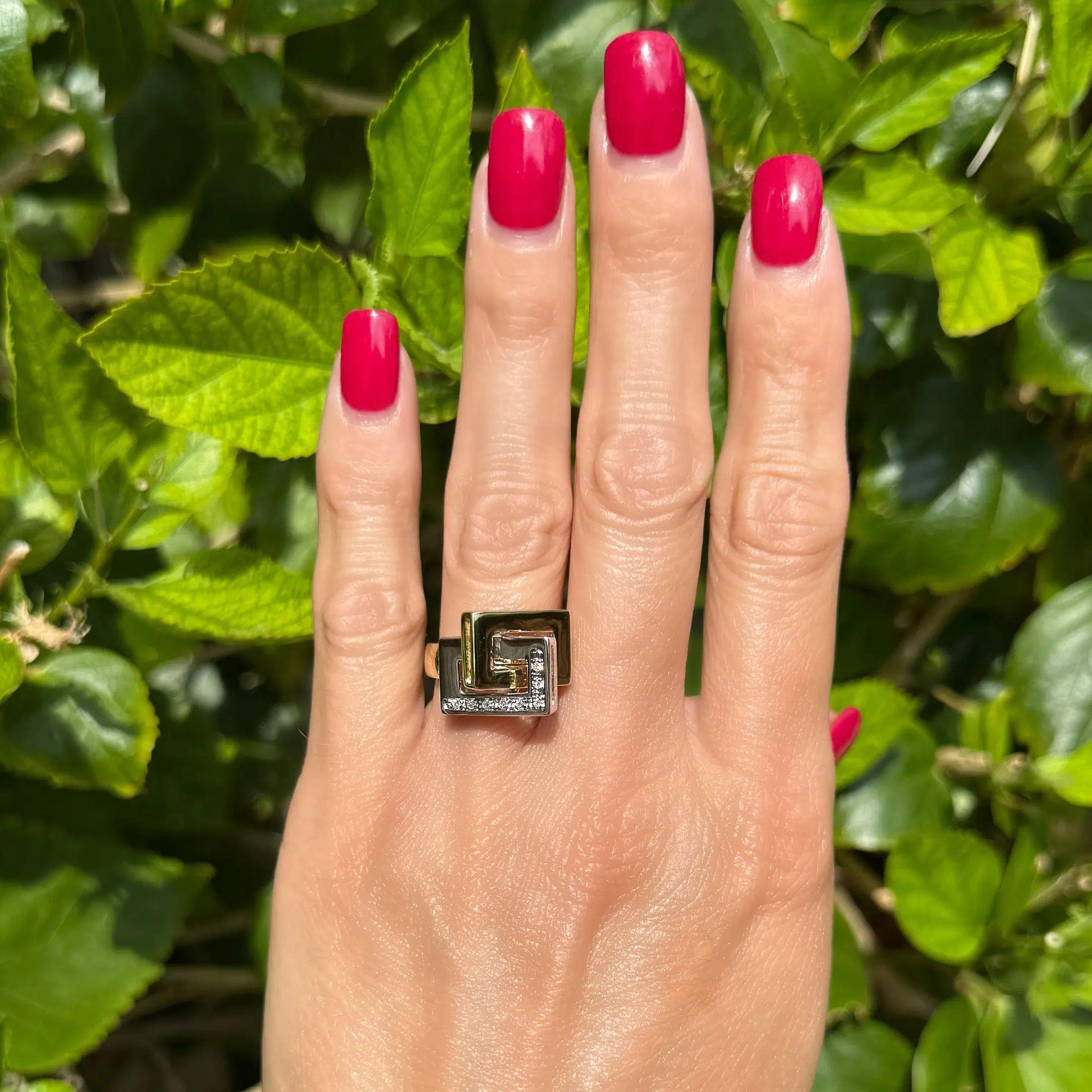 Moderne Bague en or bicolore à diamants empilés géométriques en vente